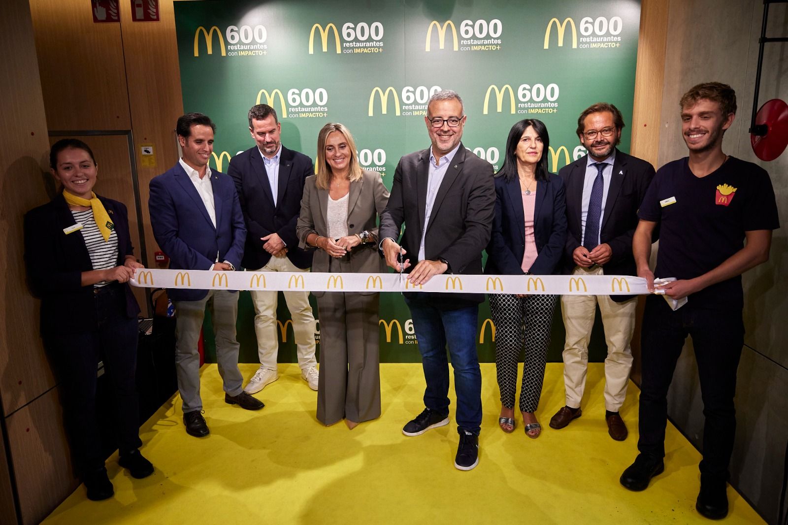 La alcaldesa de Granada, Marifrán Carazo, inaugurando un nuevo establecimiento de McDonald's en Granada.