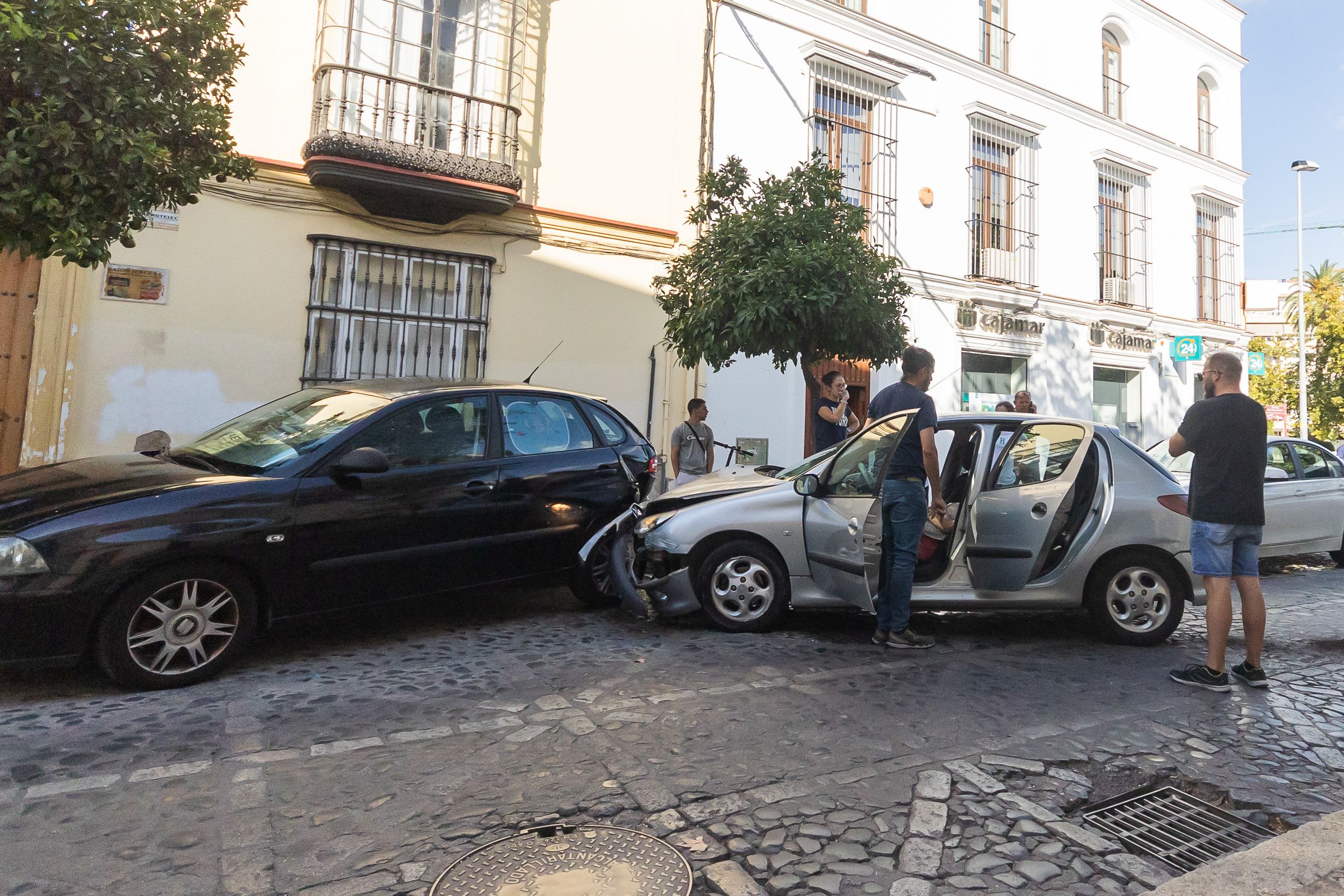 El vehículo, tras el choque en la calle Guadalete, pleno centro de Jerez.