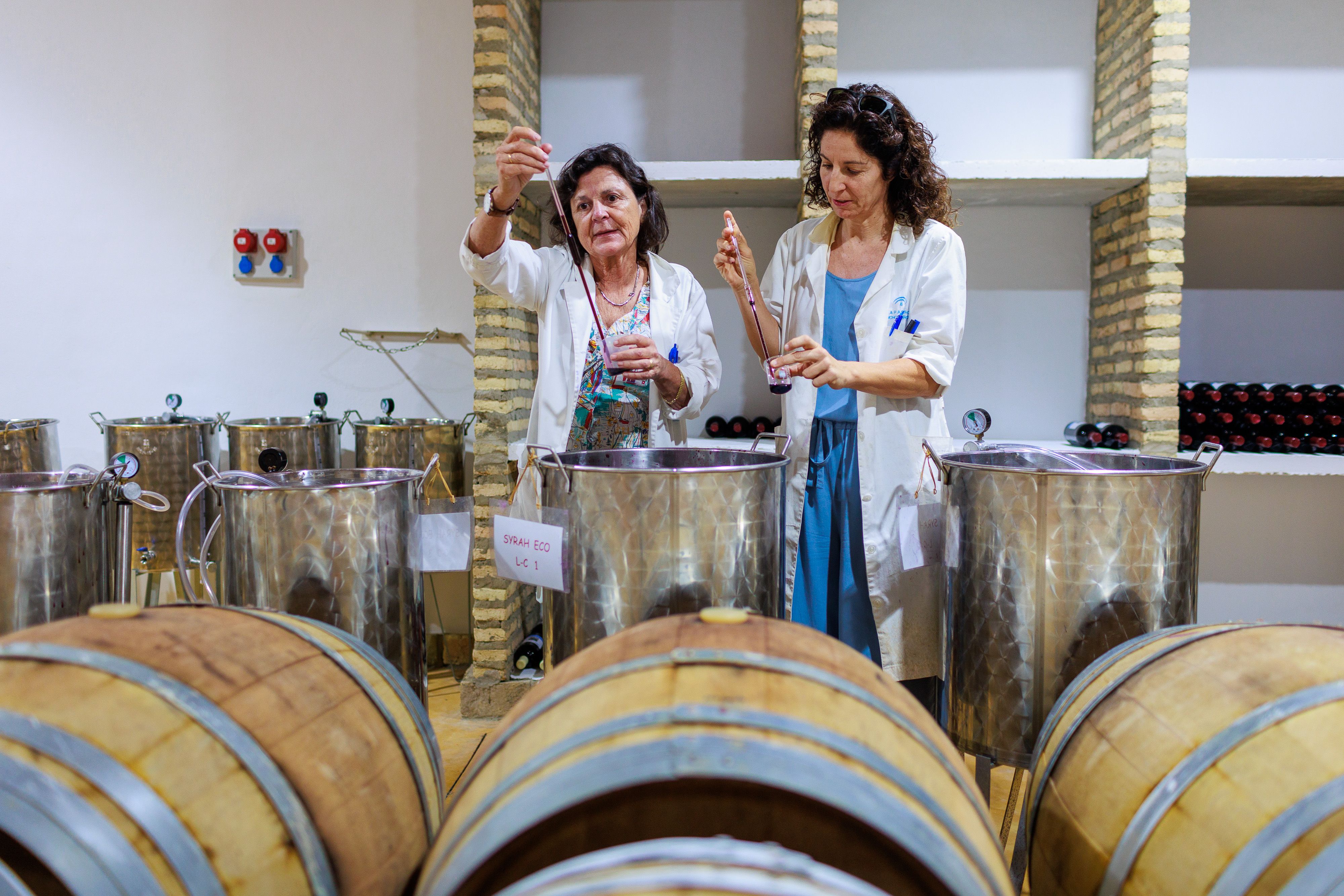 Belén junto a su compañera y mano derecha Emma en la bodega.