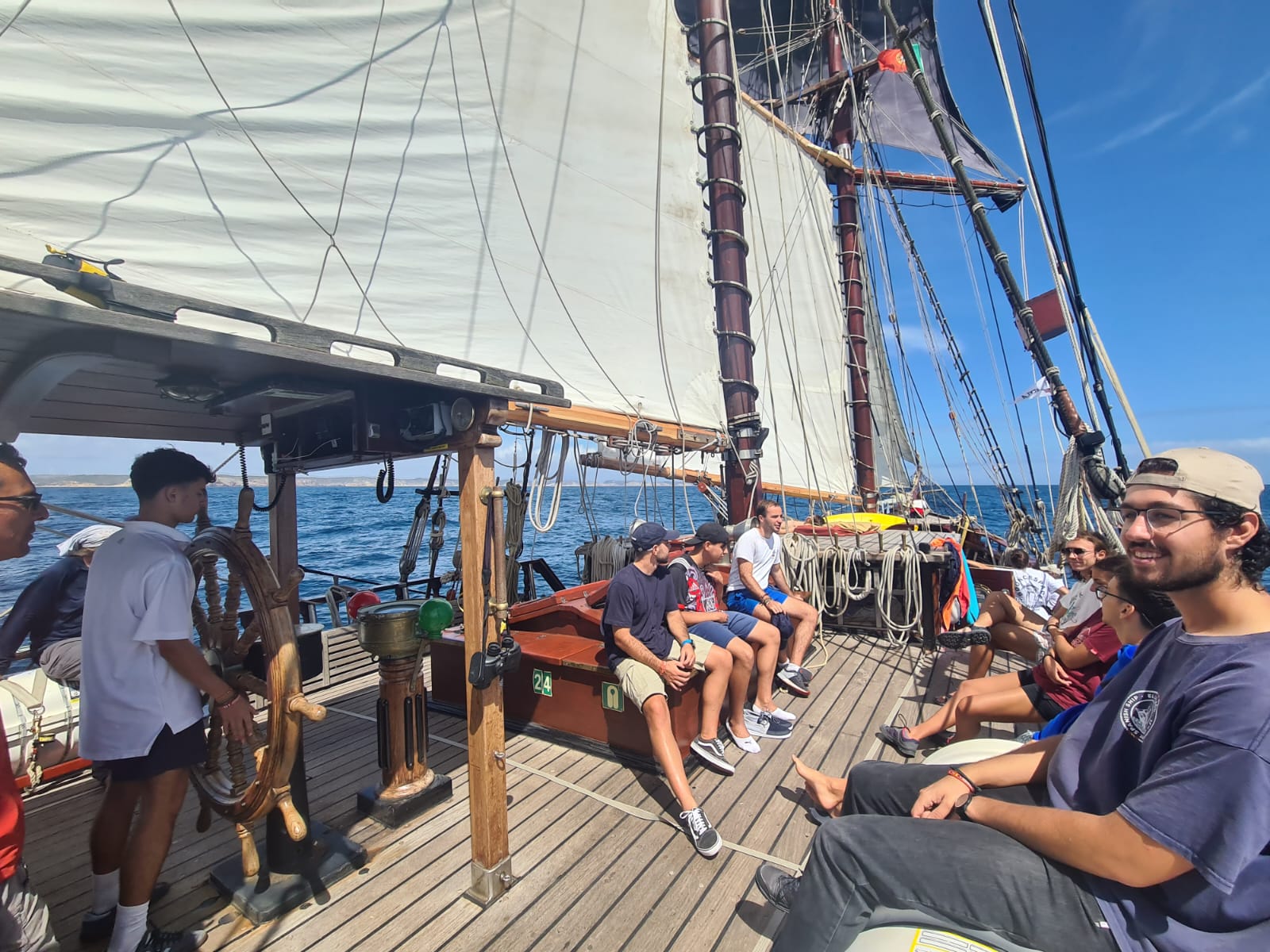 Los 20 jóvenes tripulantes en prácticas ya navegan hacia la Gran Regata 2023. Los 20 jóvenes tripulantes en prácticas ya navegan hacia la Gran Regata 2023.