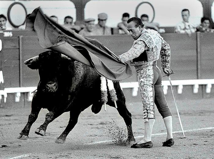 Curro Romero, toreando, en una imagen de su página de Facebook.