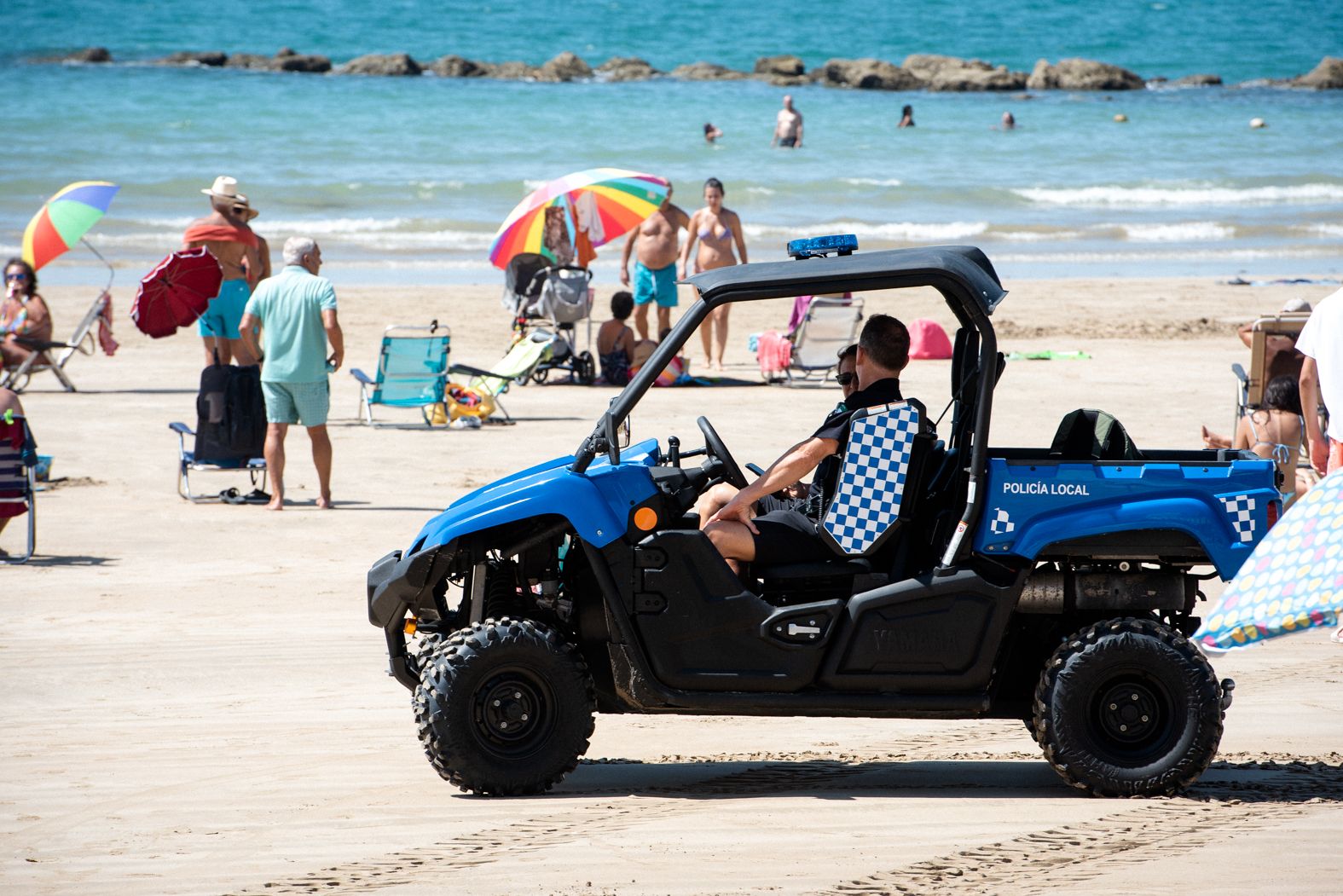 La Policía Local patrulla por las playas de Cádiz.