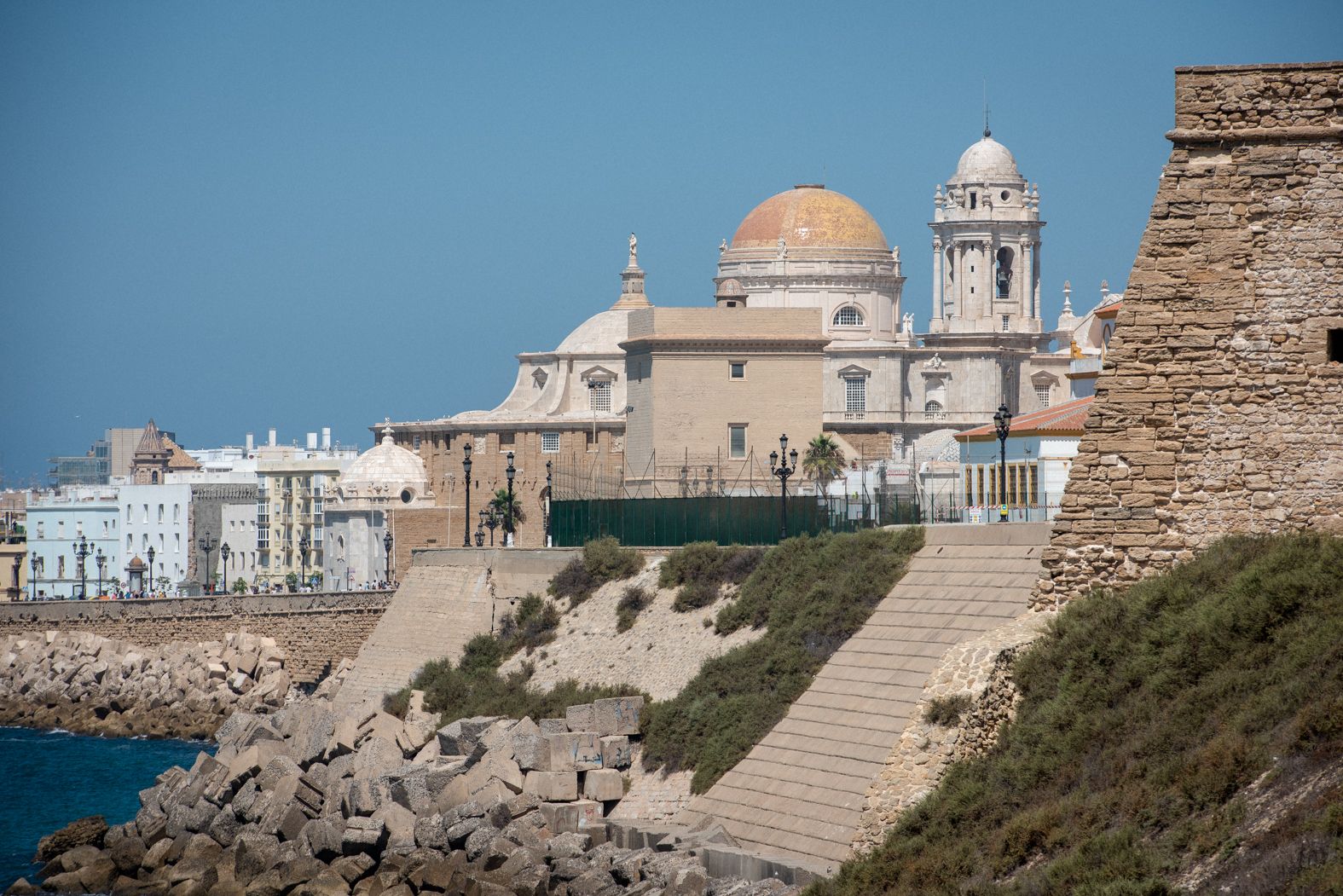 Una vista de la Catedral de Cádiz, cerca de la cual se ubica el hotel.