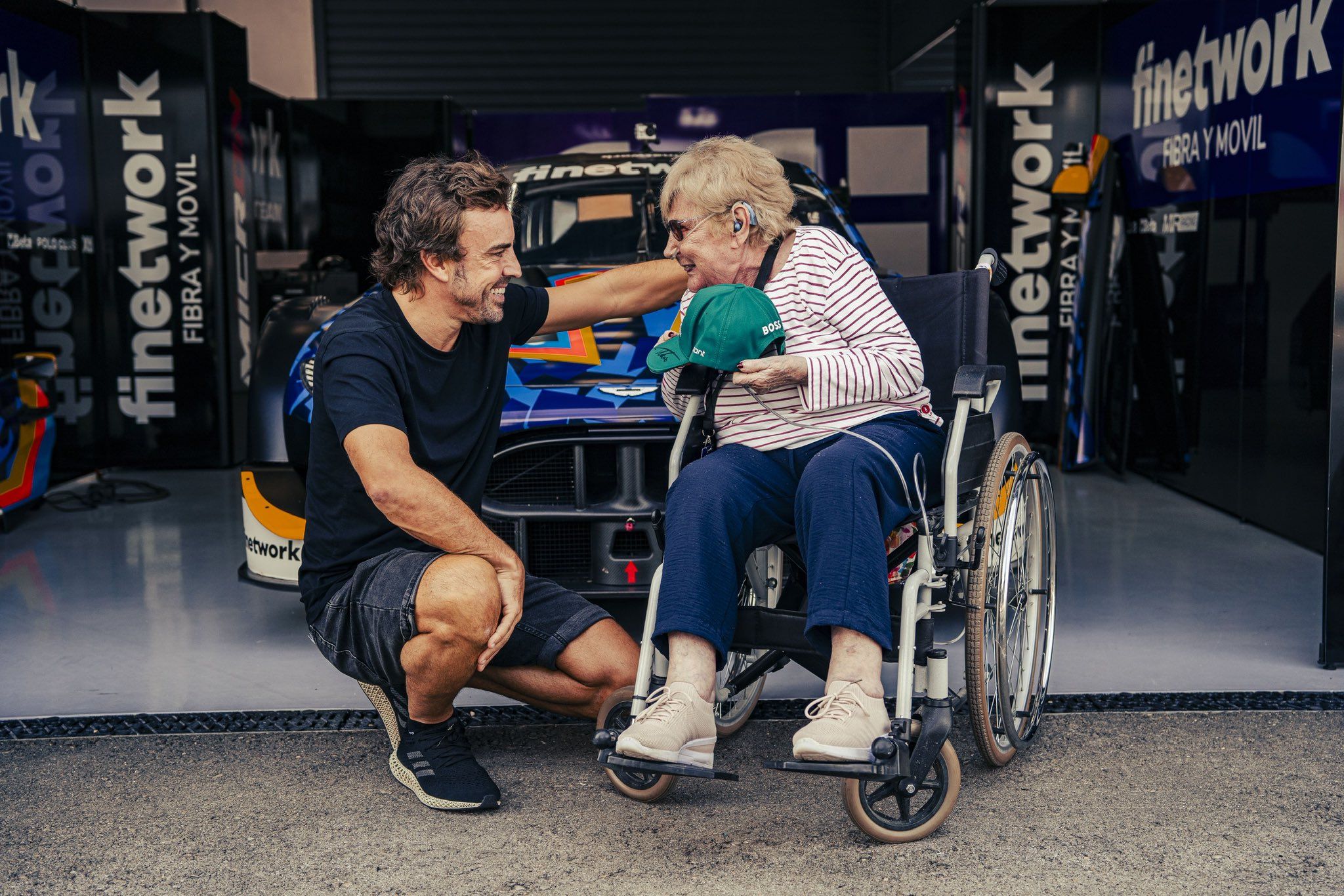 Fernando Alonso junto a la abuela Paqui.