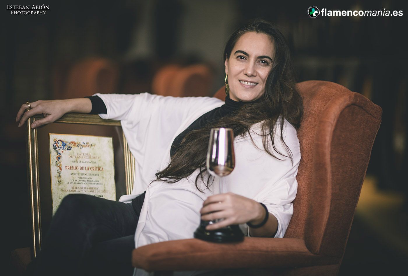 Rafaela Carrasco, en una imagen de archivo, posando con el Premio de la Crítica del Festival de Jerez