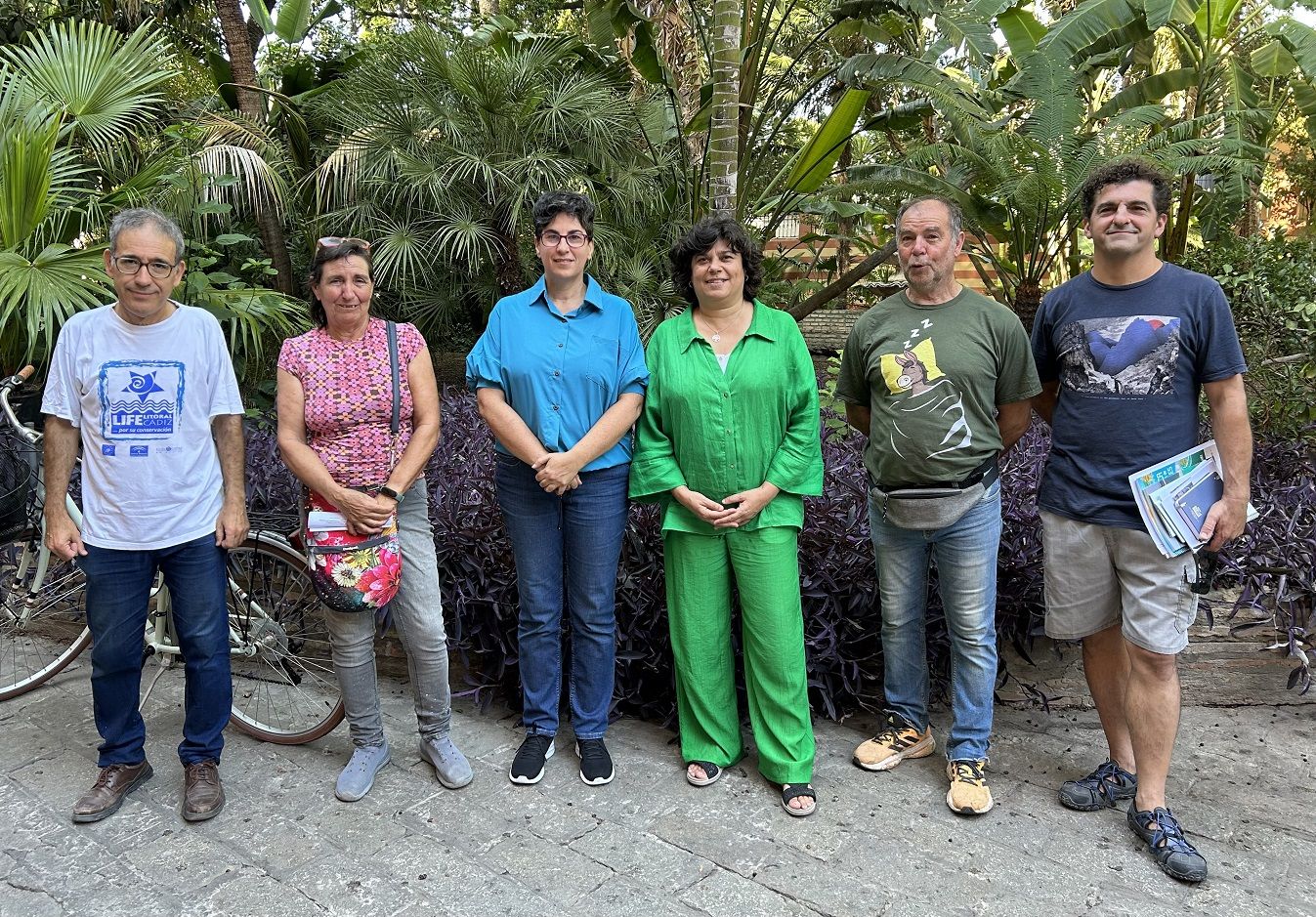 La alcaldesa sanluqueña y miembros de Ecologistas en Acción tras el encuentro mantenido. 