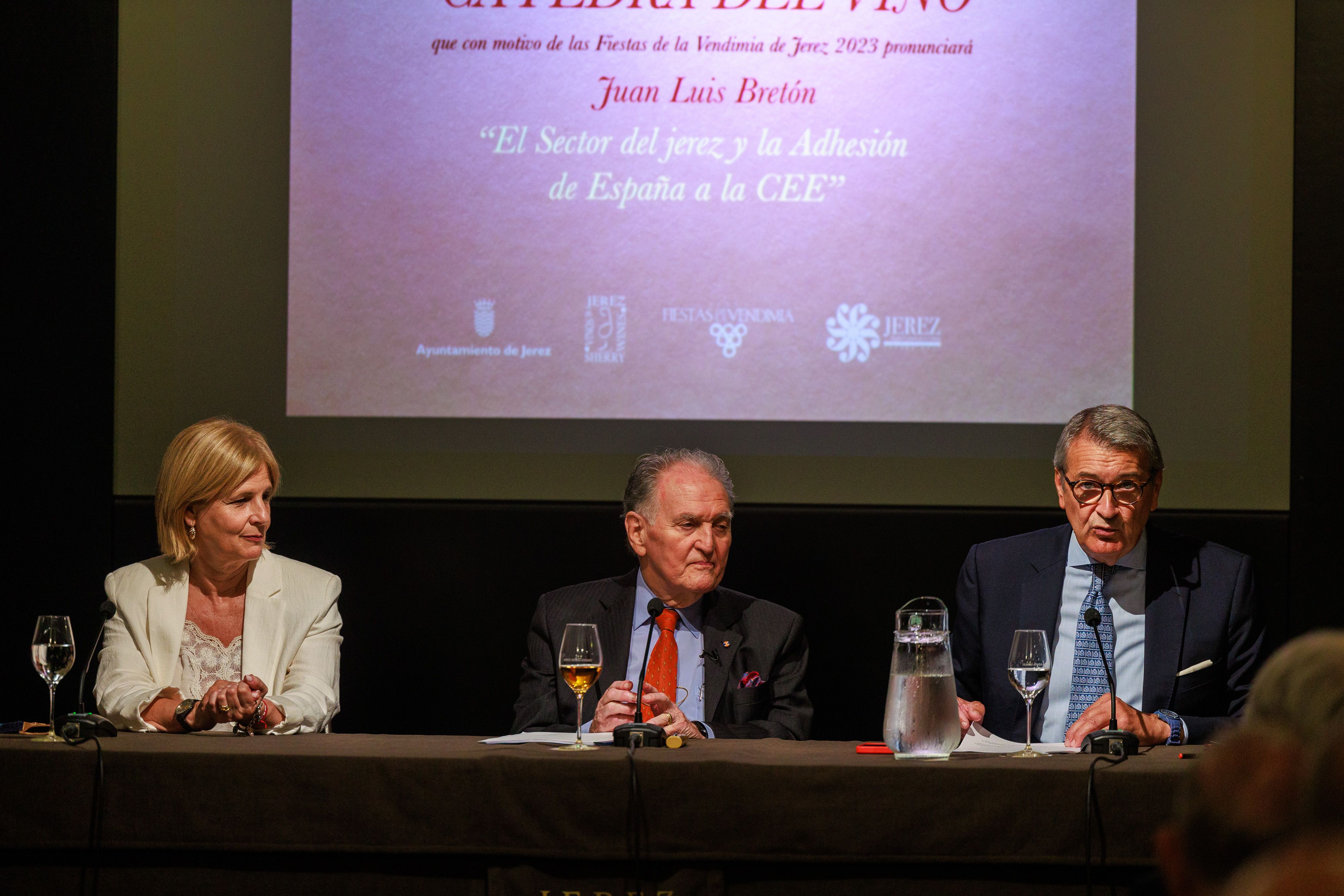 Juan Luis Bretón, en el centro, junto a María José García-Pelayo, alcaldesa de Jerez, y César Saldaña, presidente de la DO Jerez-Xérès-Sherry.