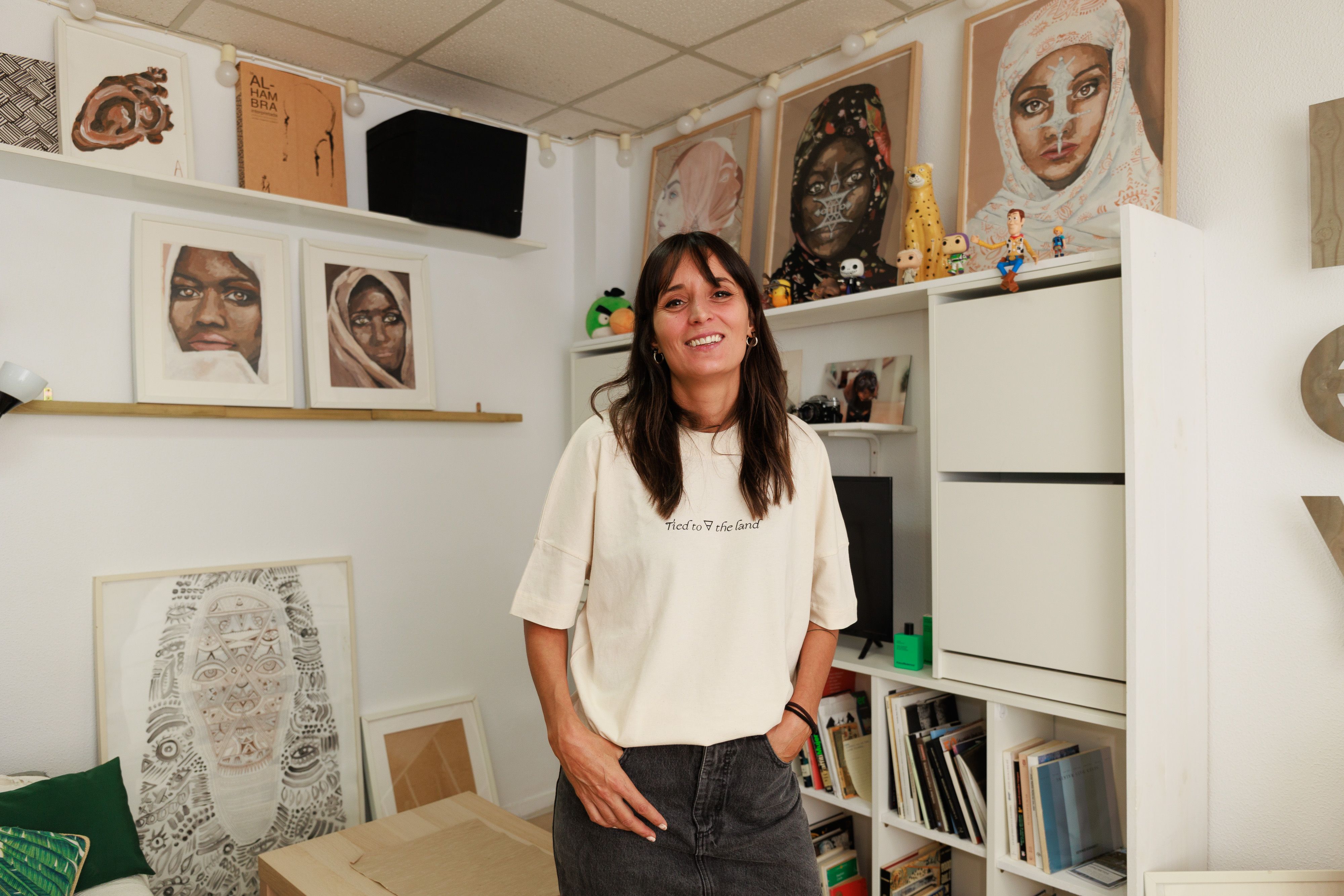 La diseñadora gráfica en su estudio de El Puerto. 