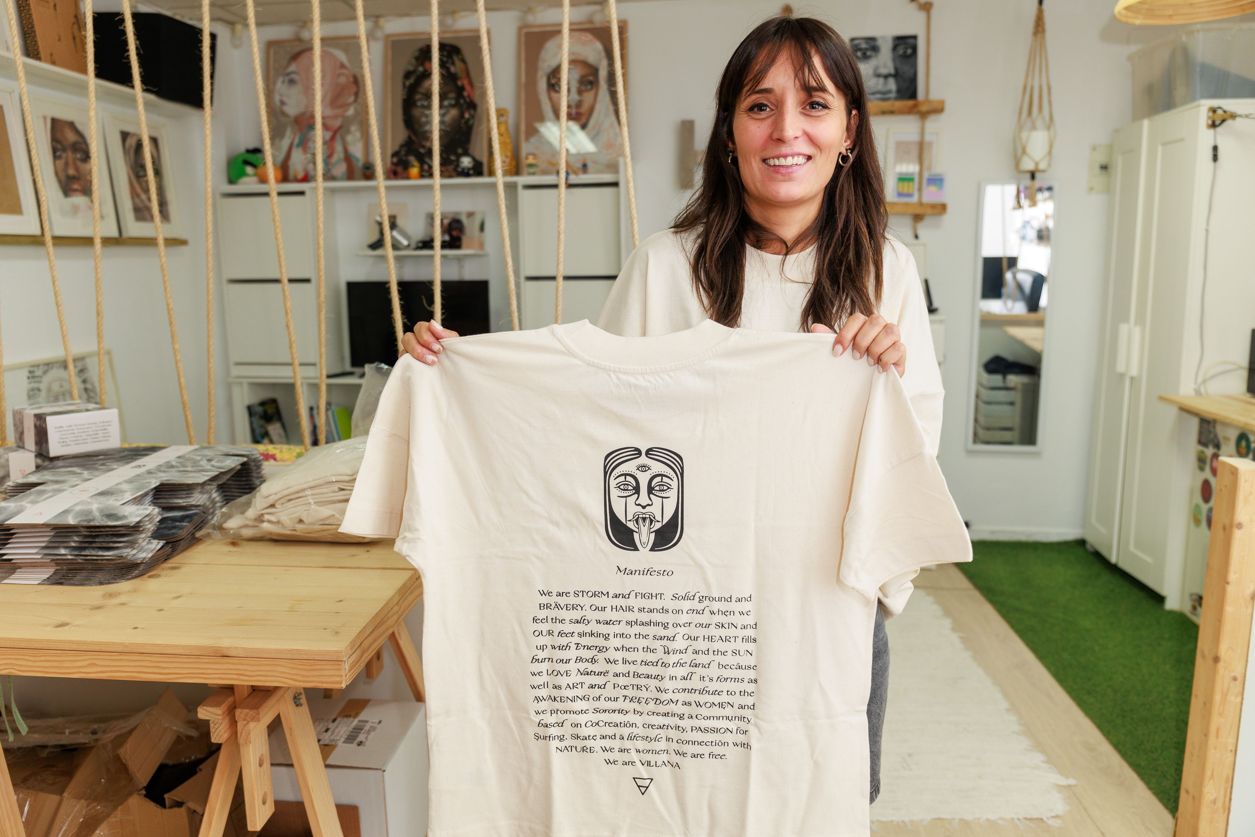 Laura Pintado, artista creadora de la marca Villana en su estudio en El Puerto.