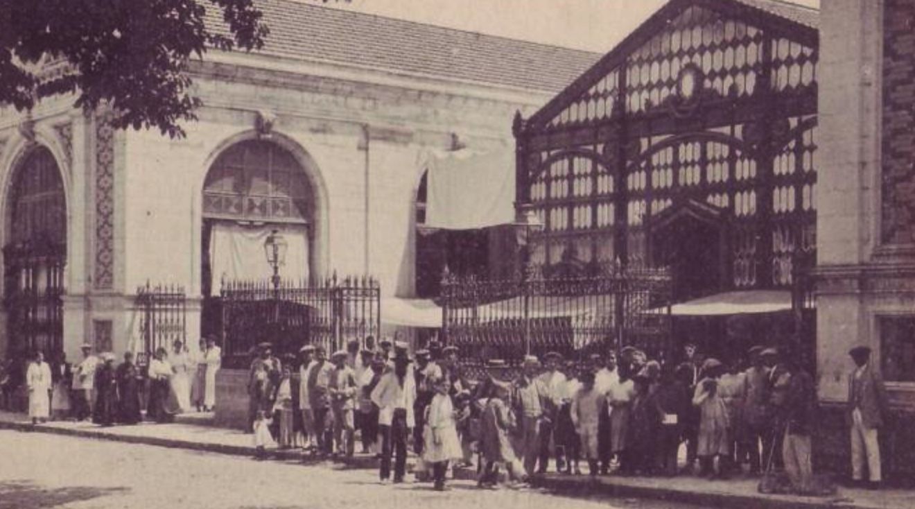 La plaza de Abastos en una postal.