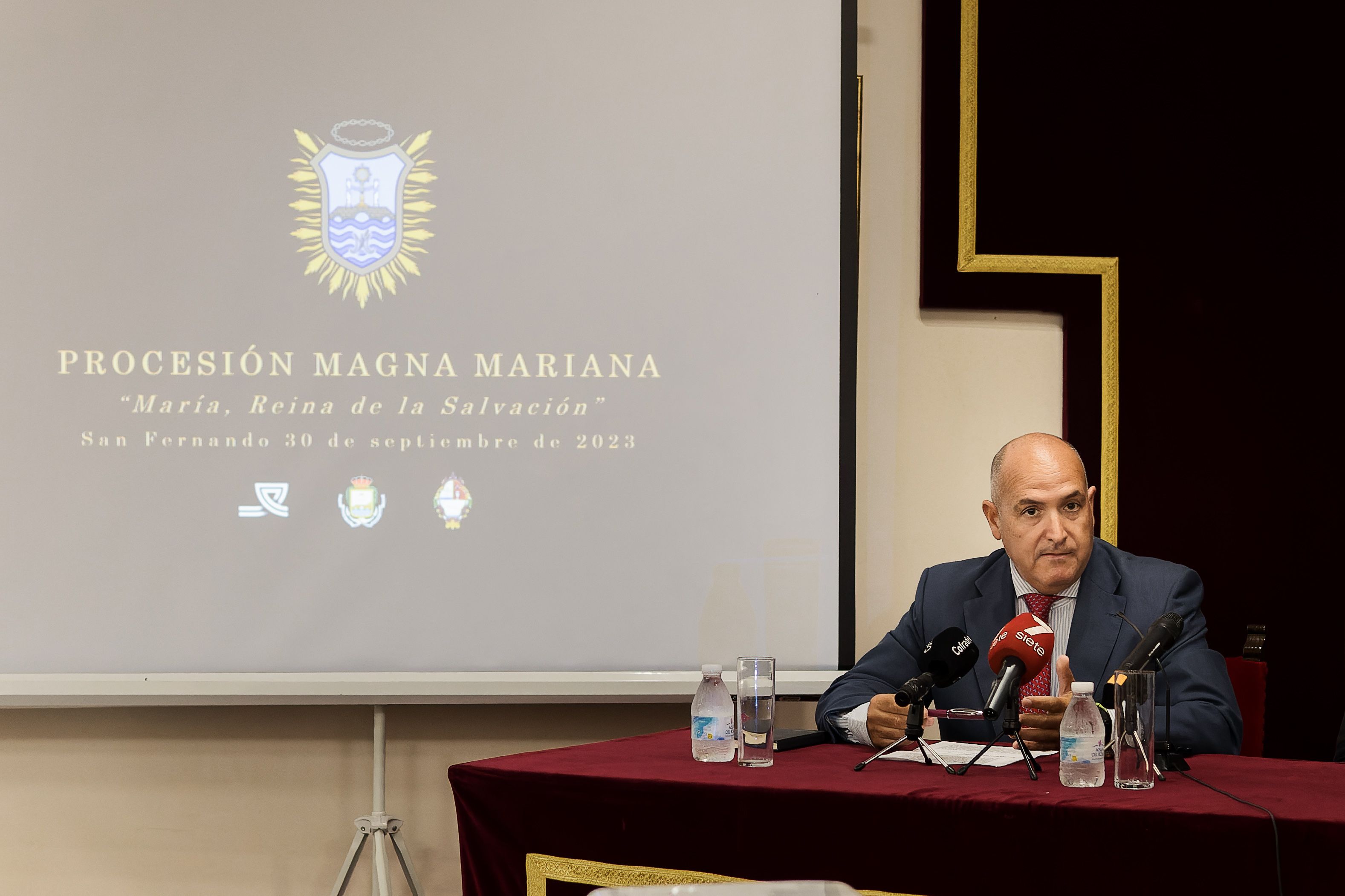 El preside del consejo cofrade isleño dando a conocer detalles del evento. CANDELA NÚÑEZ