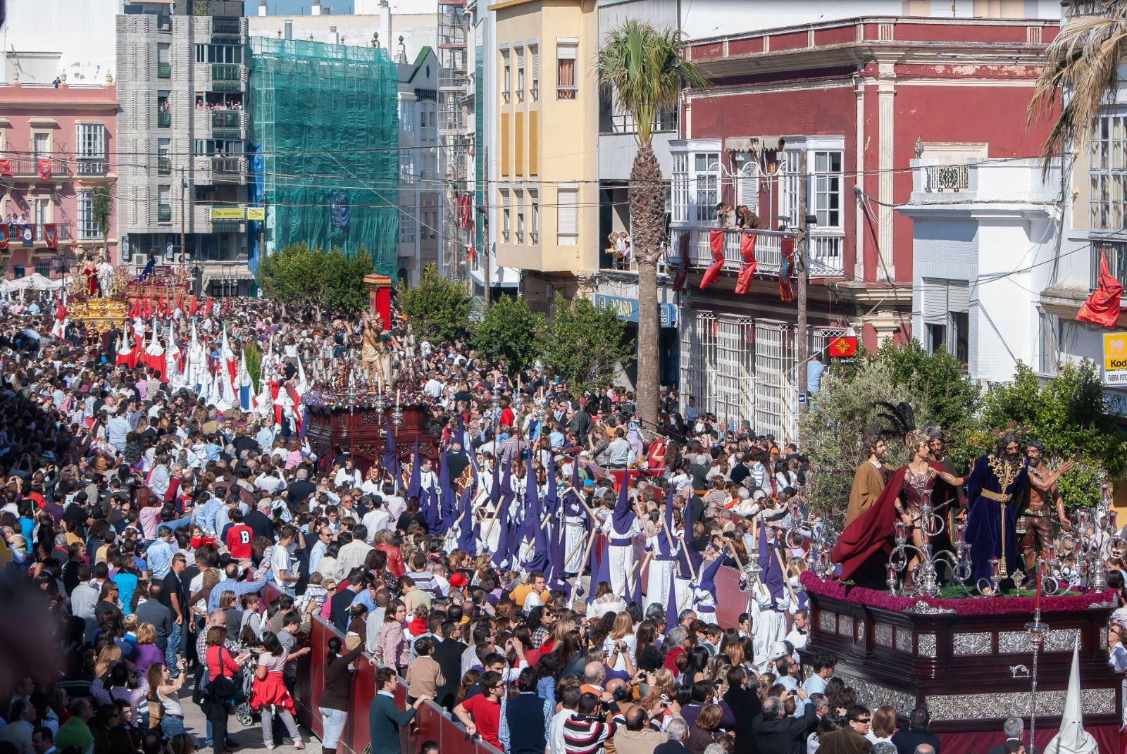 Imagen retrospectiva de la procesión magna de 2010 en San Fernando.      Ortiz Benítez