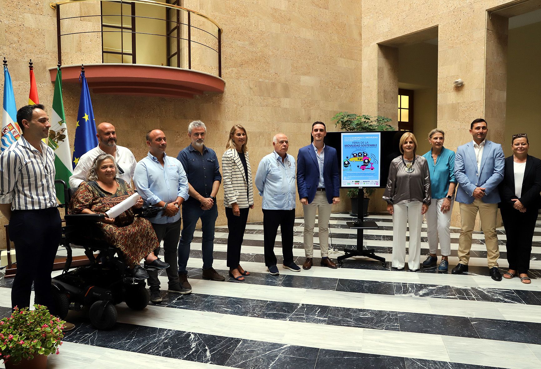 Miembros del gobierno y entidades participantes tras la presentación de la Semana Europea de la Movilidad.