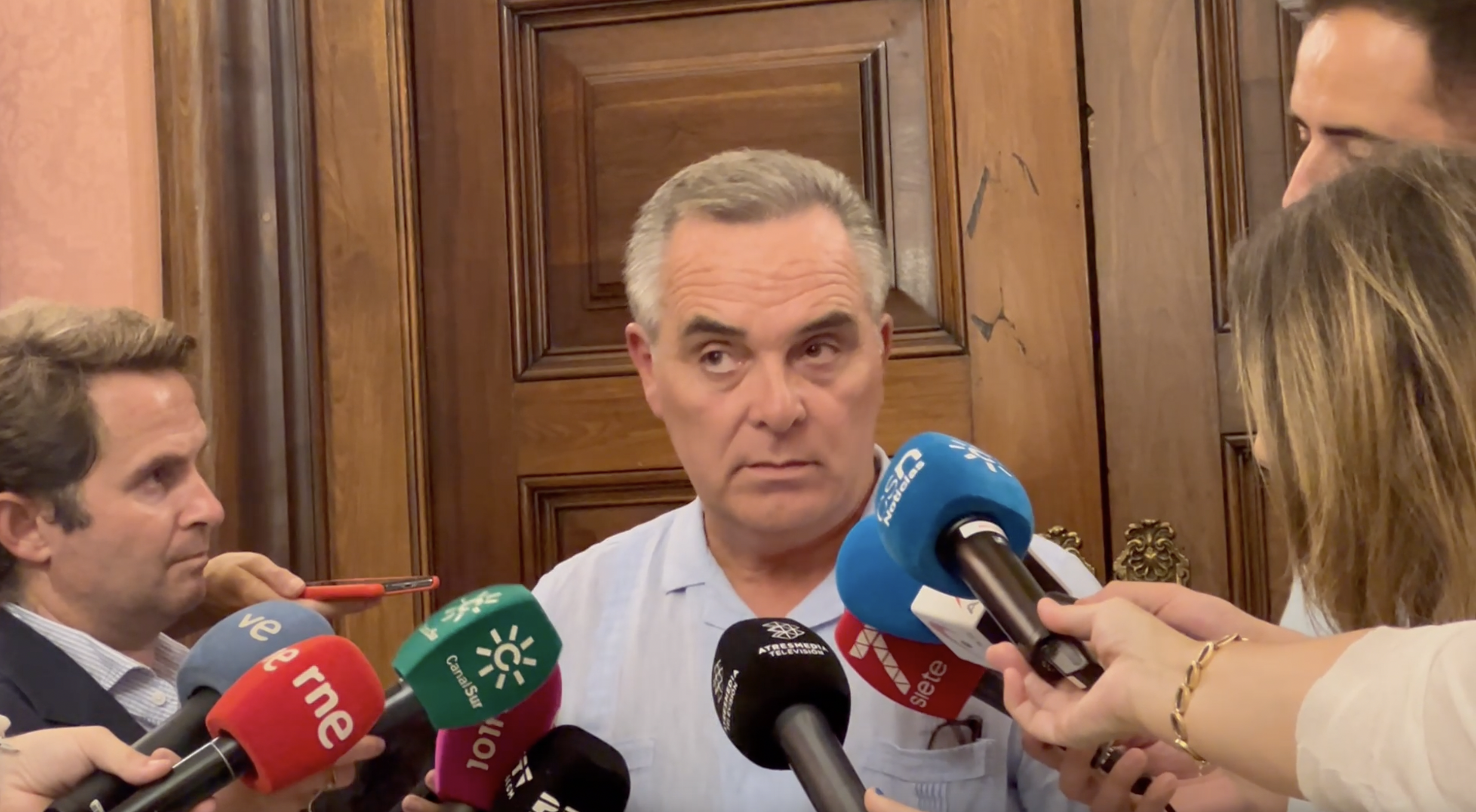 Juan Bueno, durante su comparecencia en el Ayuntamiento de Sevilla sobre el 'hackeo'.