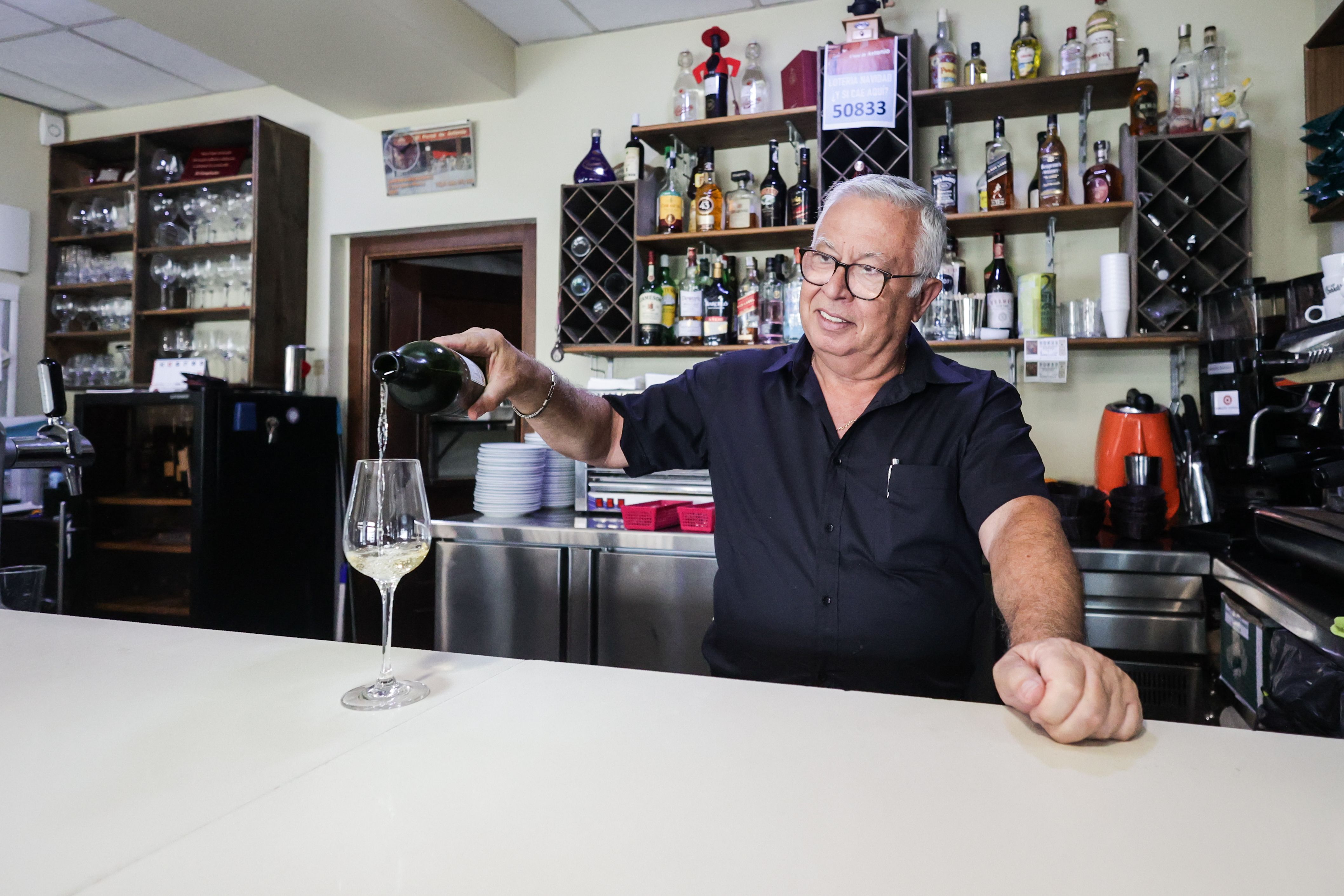 Antonio, en la barra, sirviendo una copa de fino.      CANDELA NÚÑEZ