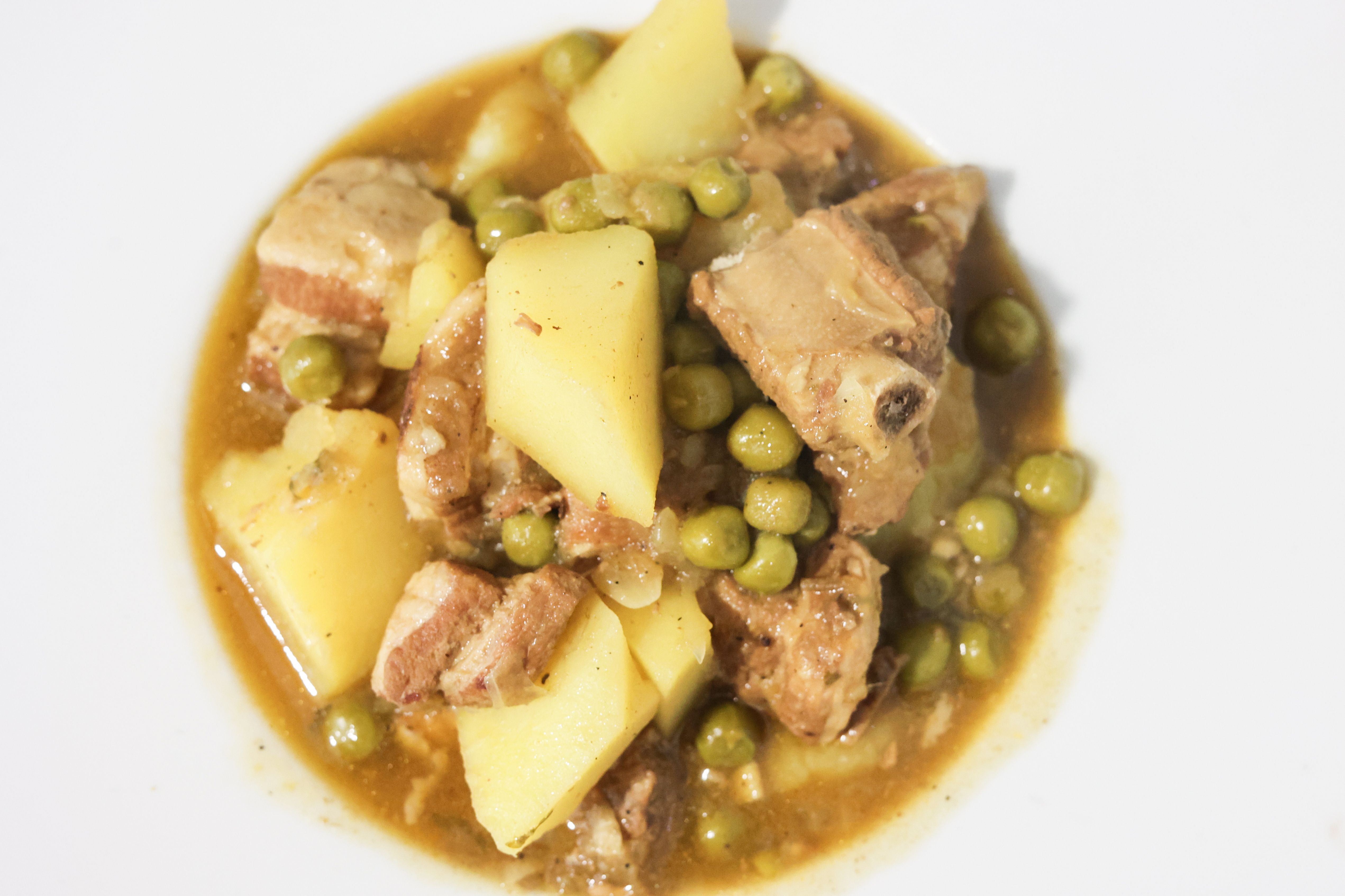 Costillas con patatas, uno de los platos tradicionales de la casa.      CANDELA NÚÑEZ