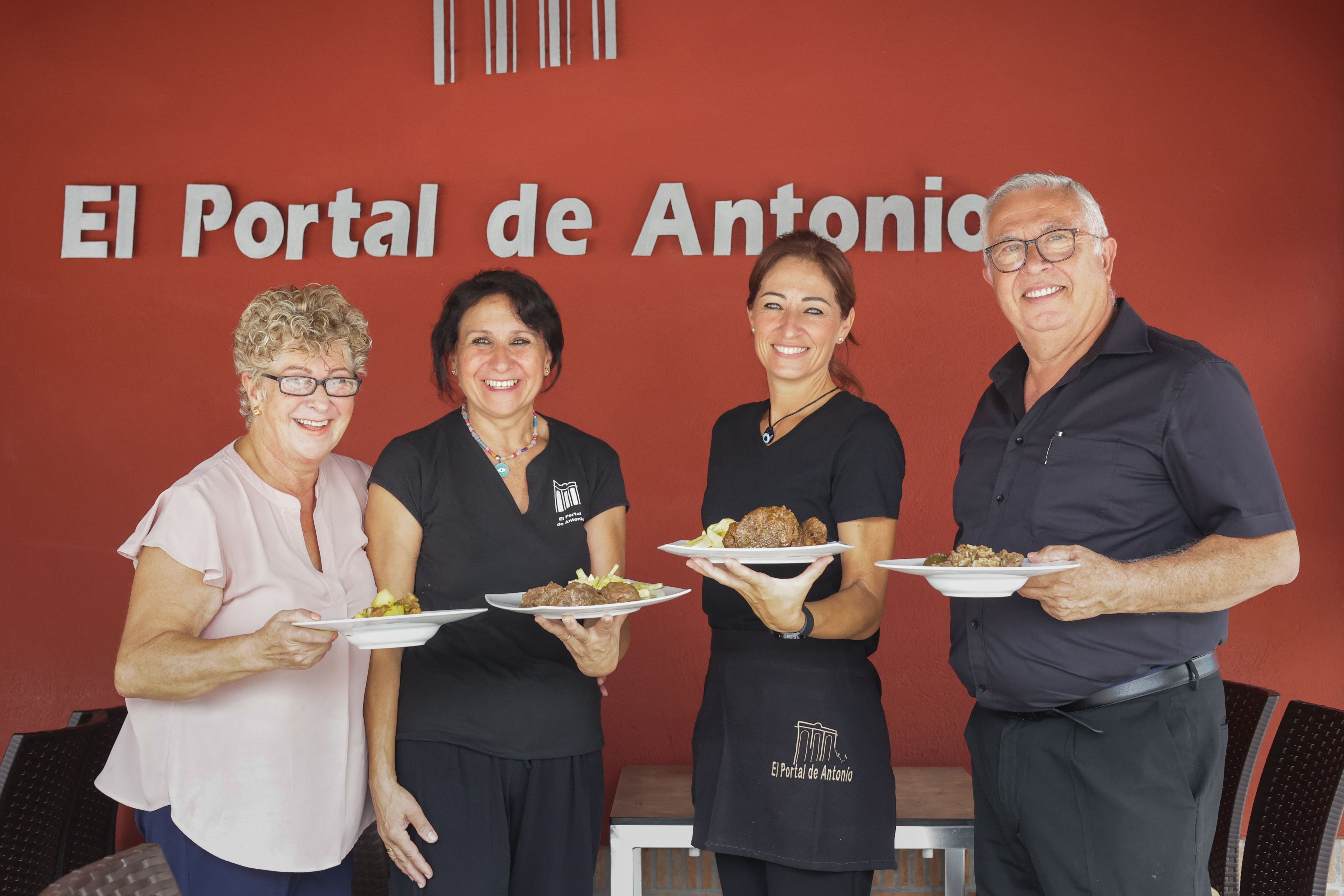 Propietario y empleados de El Portal de Antonio.