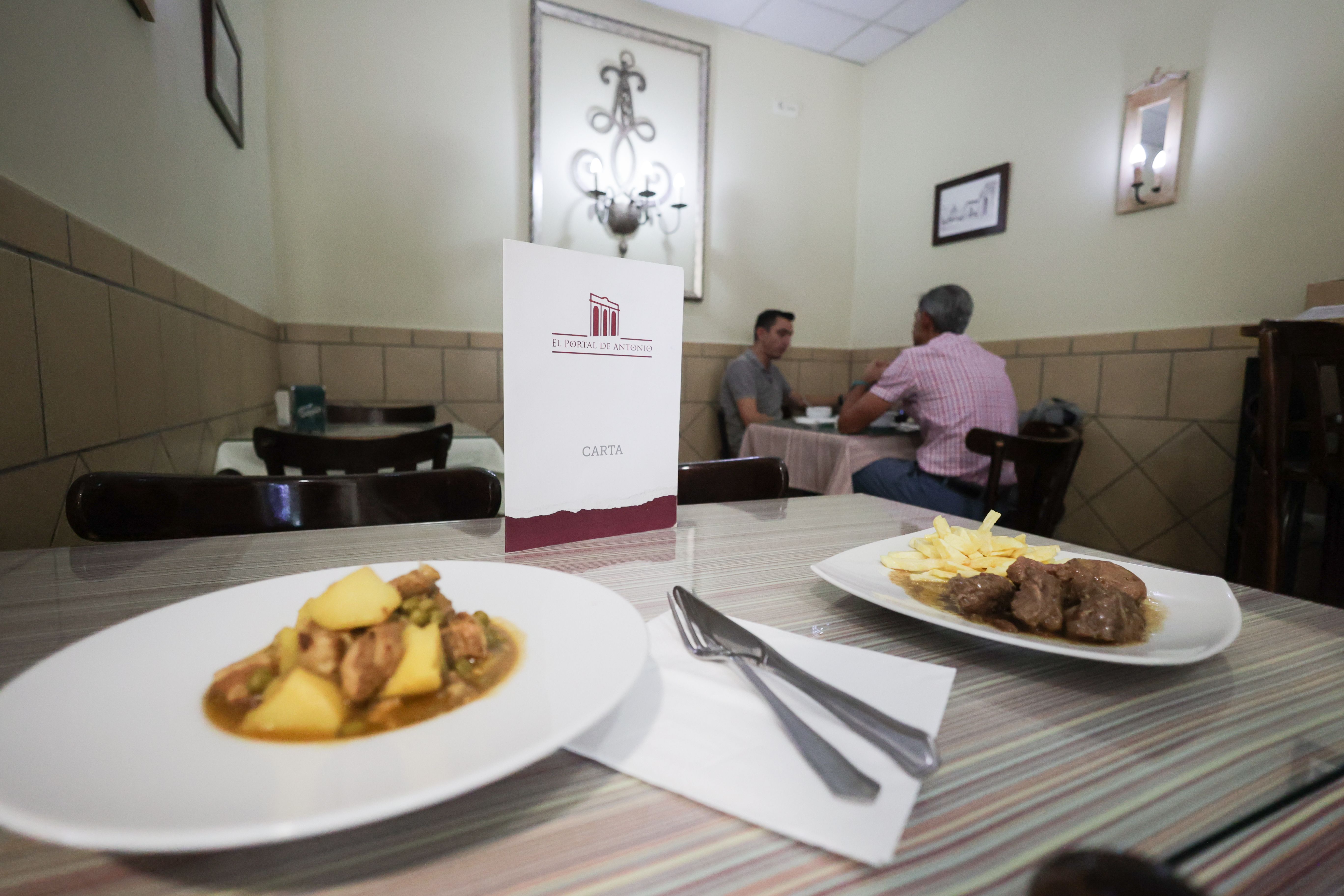 Una d las mesas dle restaurante dispuesta para recibir a los comensales en su interior.     CANDELA NÚÑEZ