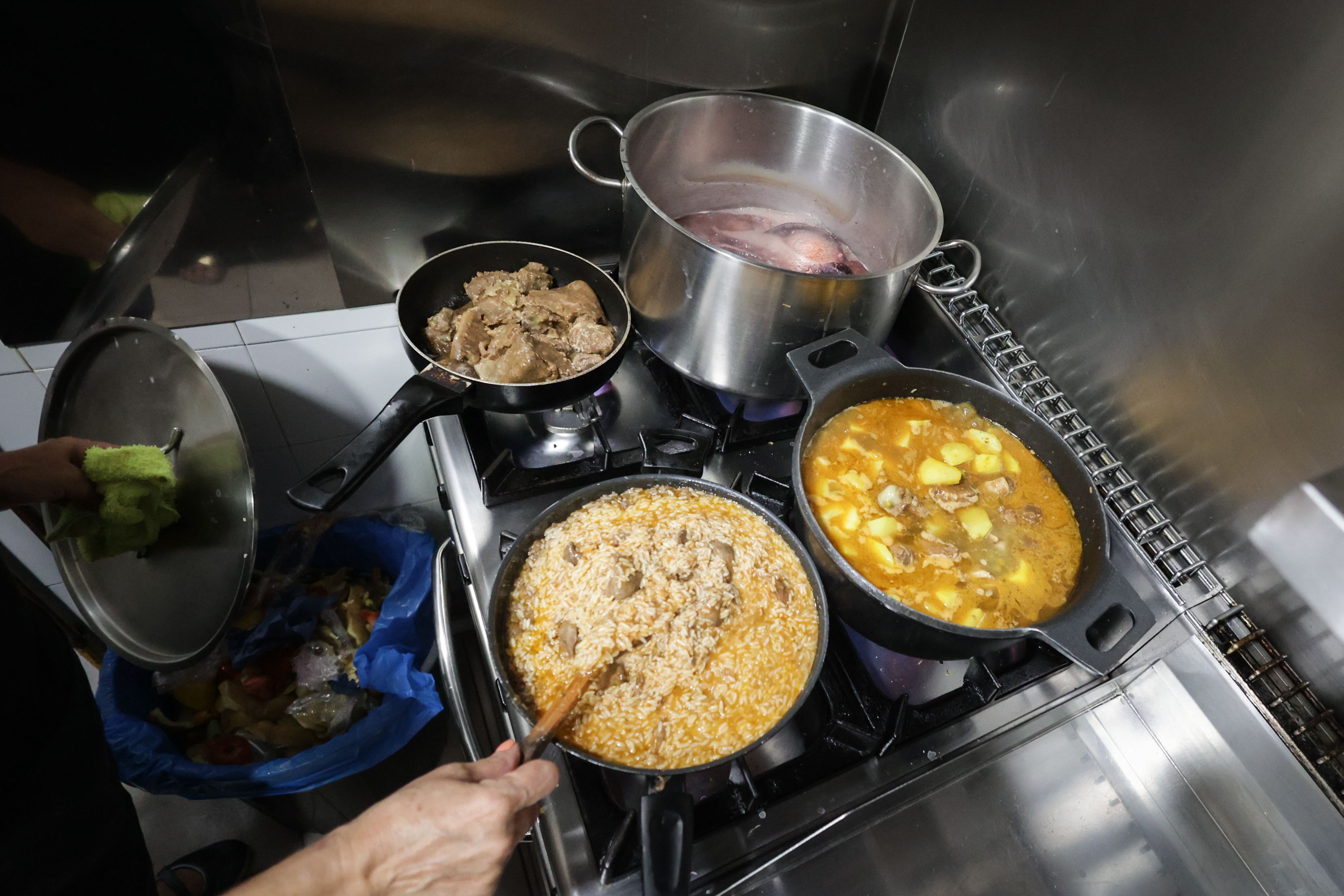 Loa guisos preparados en los fogones a punto de servirse.     CANDELA NÚÑEZ