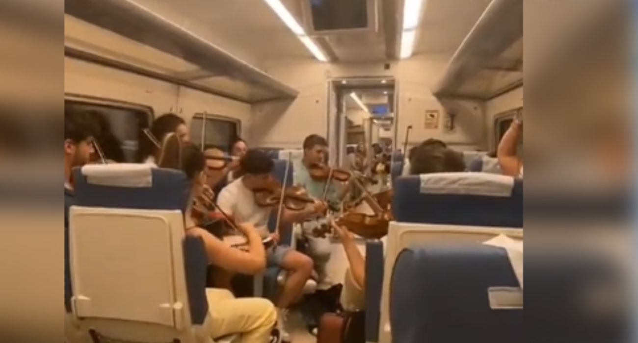 Moreno Bonilla ha elegido la actuación en un tren de unos jóvenes andaluces. Moreno Bonilla ha elegido la actuación en un tren de unos jóvenes andaluces.