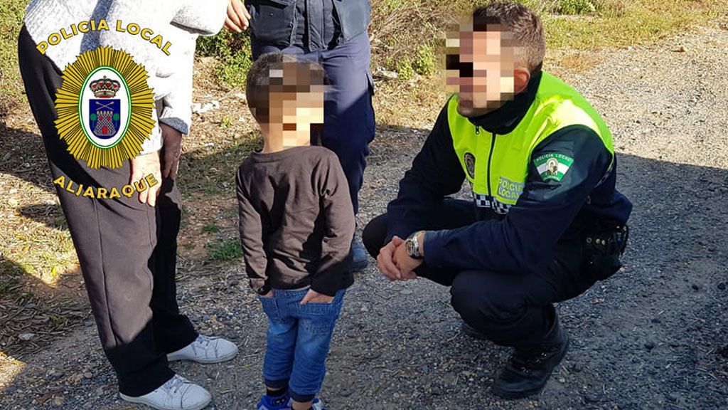 Agentes de la Policía Local de Aljaraque y con la colaboración de unas vecinas de la localidad, han encontrado a un niño de 3 años.