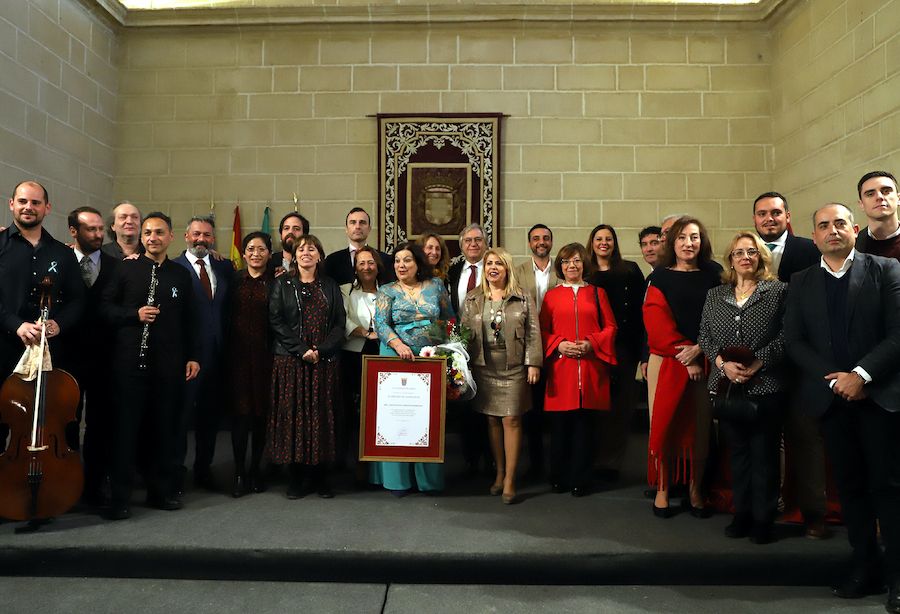 La premiada, Magdalena Garrido, rodeada del gobierno local y miembros de la Corporación.