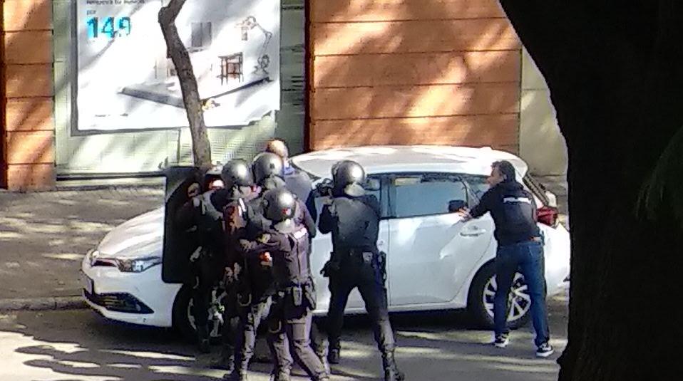 Los agentes, a las puertas de la entidad bancaria. FOTO: CEDIDA