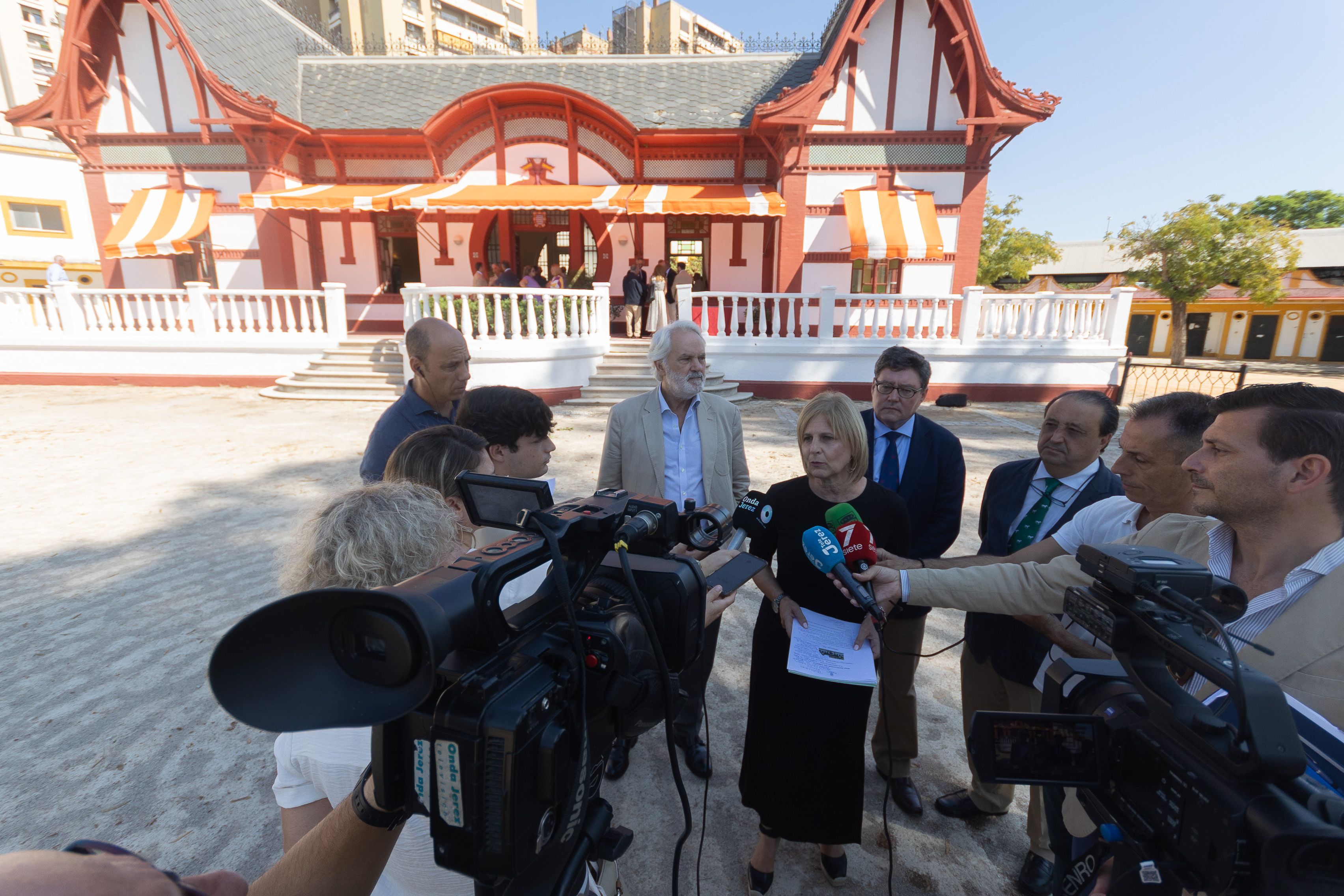 La alcaldesa de Jerez, atendiendo a los medios.