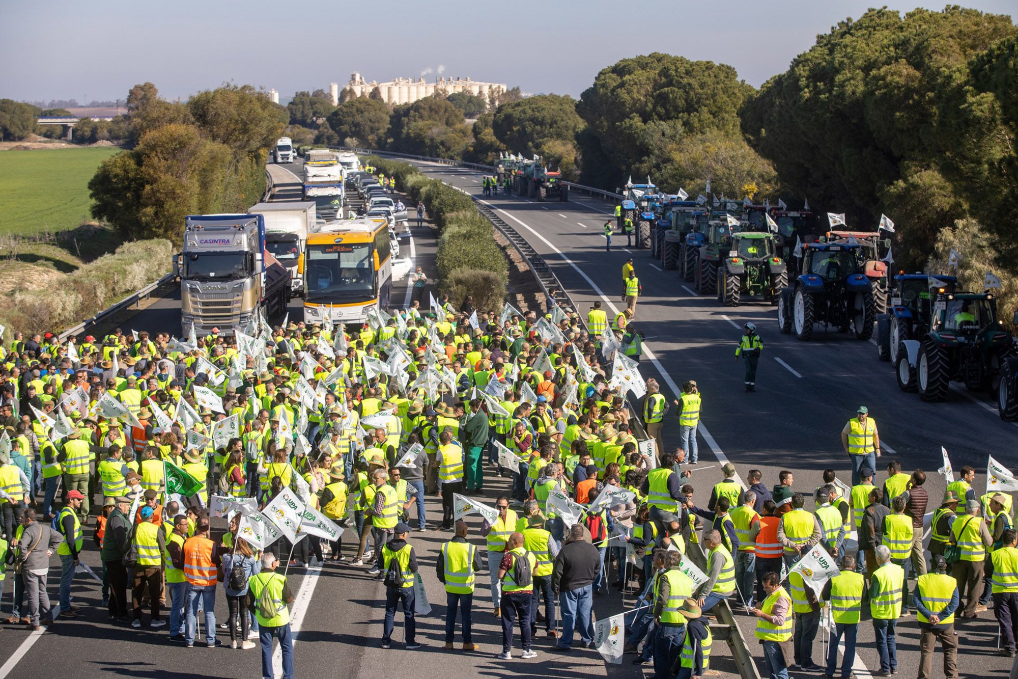 Protesta de los agricultores sevillanos en la autopista AP-4.  Juan Carlos Toro