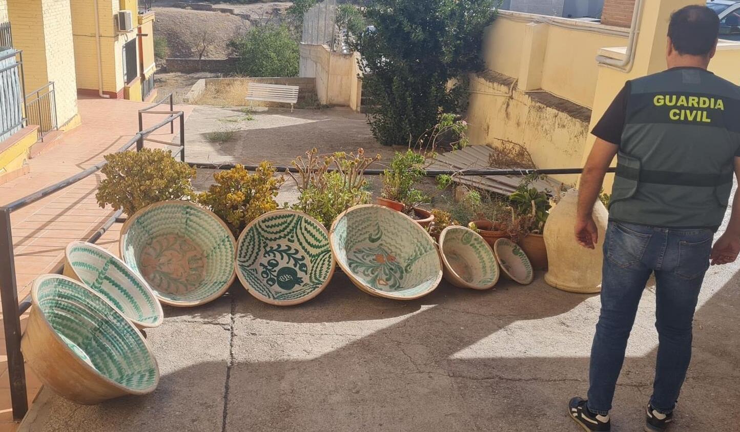 Una imagen de los lebrillos de cerámica recuperados por la Guardia Civil.