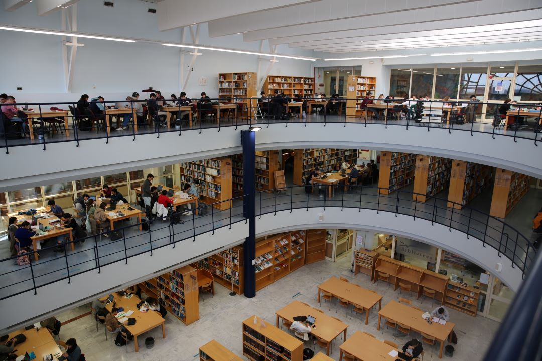 Una biblioteca de la Universidad de Sevilla.