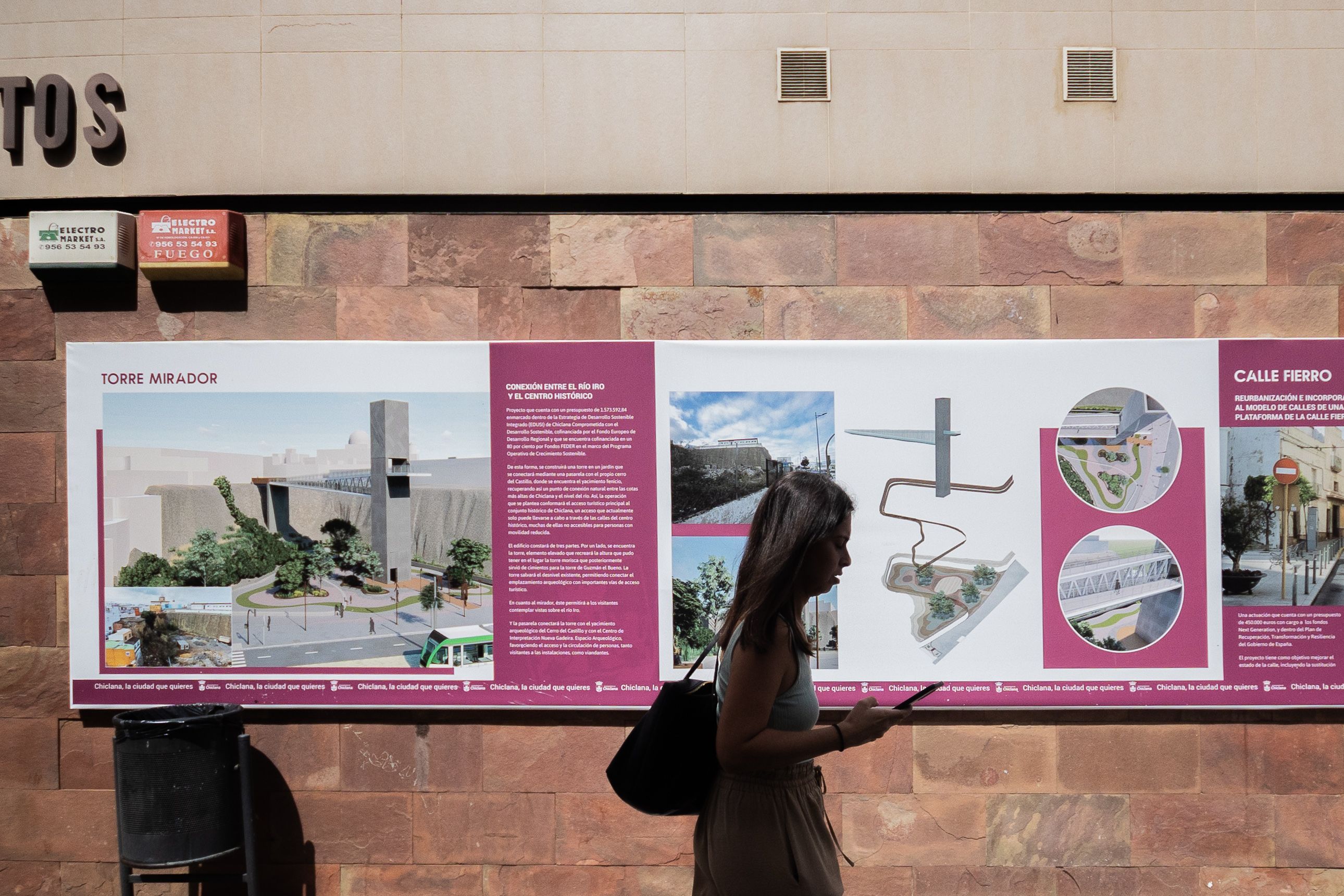 Un cartel del proyecto de Torre mirador en Chiclana.