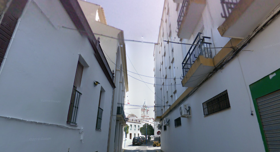 La calle de Aznalcóllar donde residía la pareja, en una imagen de Google Maps.