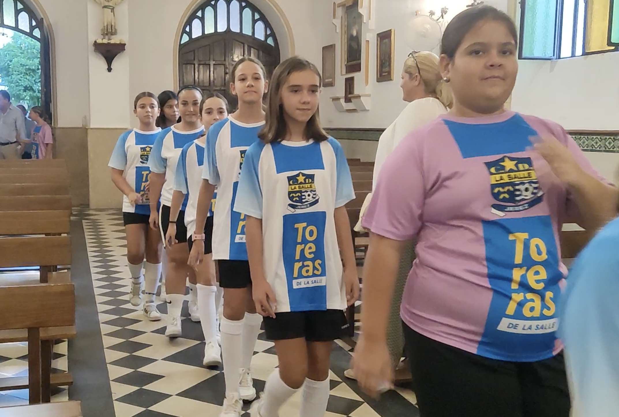 El equipo entrando en la capilla de la Escuela de San José.