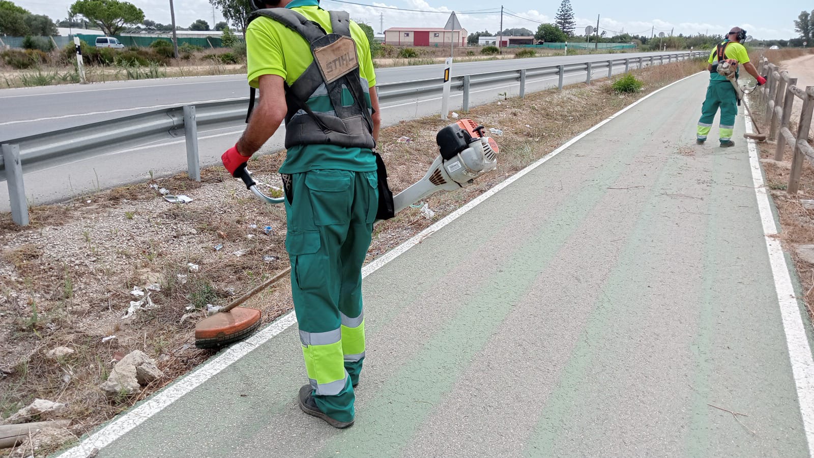 Operarios trabajando en el cario bici.