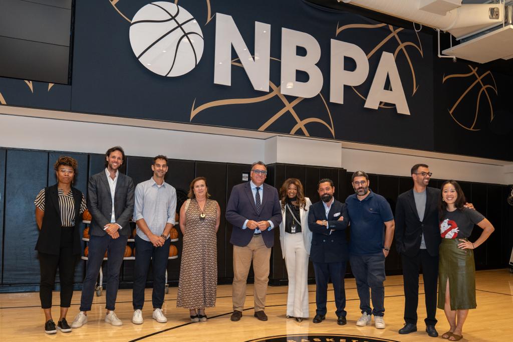 Arturo Bernal, consejero de Turismo y Deporte, en su visita a la NPBA en Nueva York.