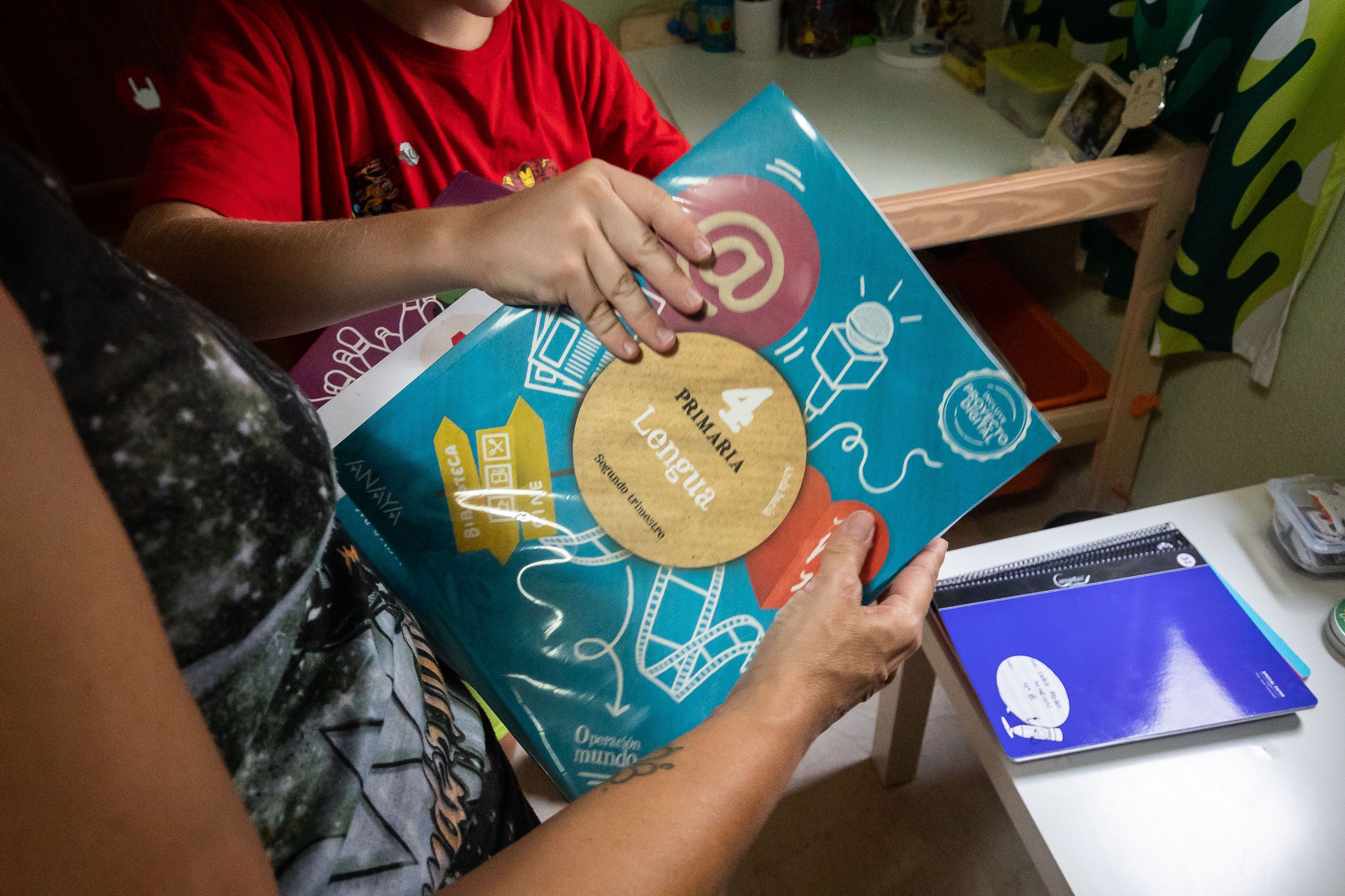 Un chico prepara su mochila con su madre.