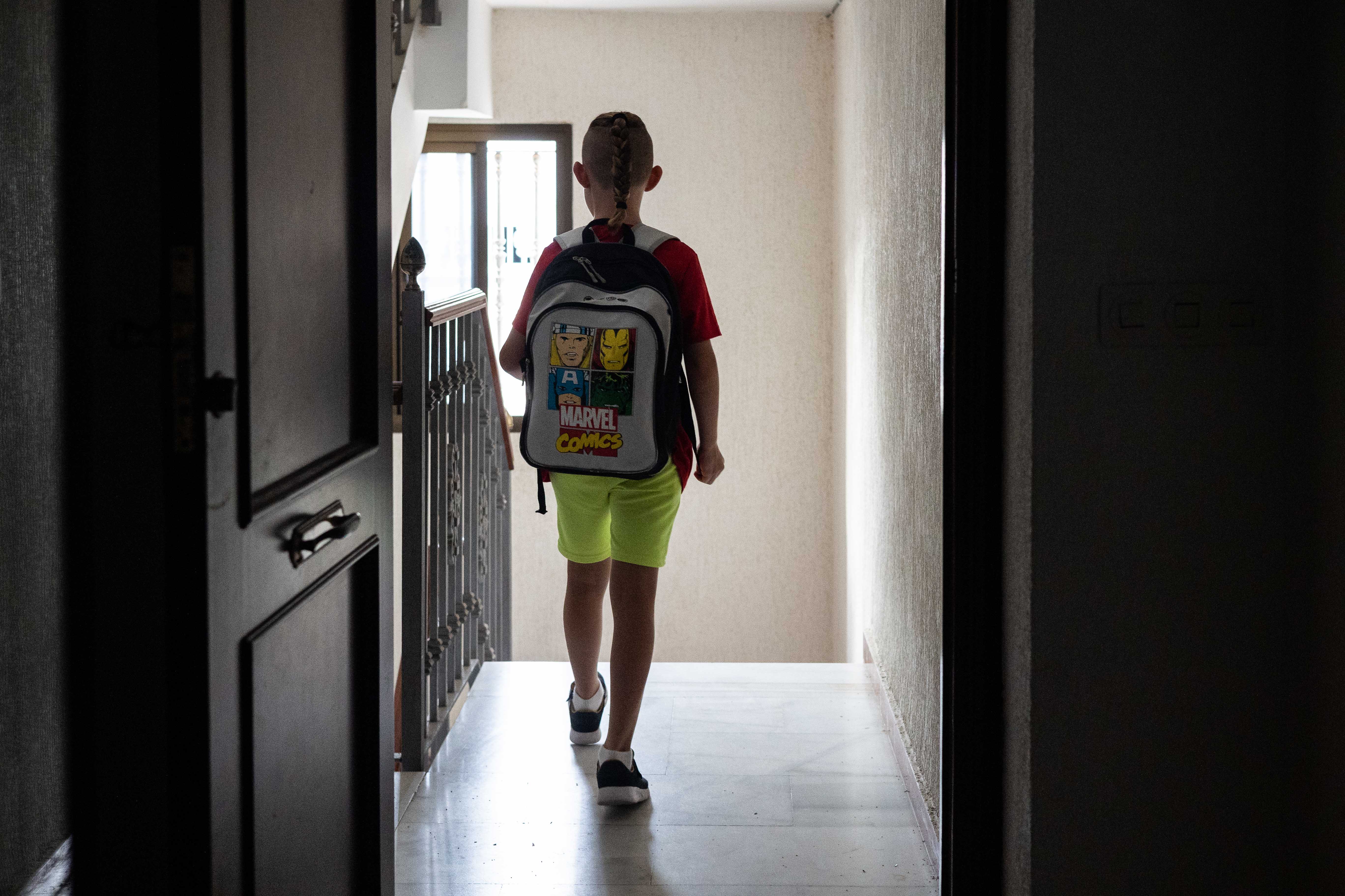 Un alumno, con su mochila preparado para el inicio del periodo educativo.