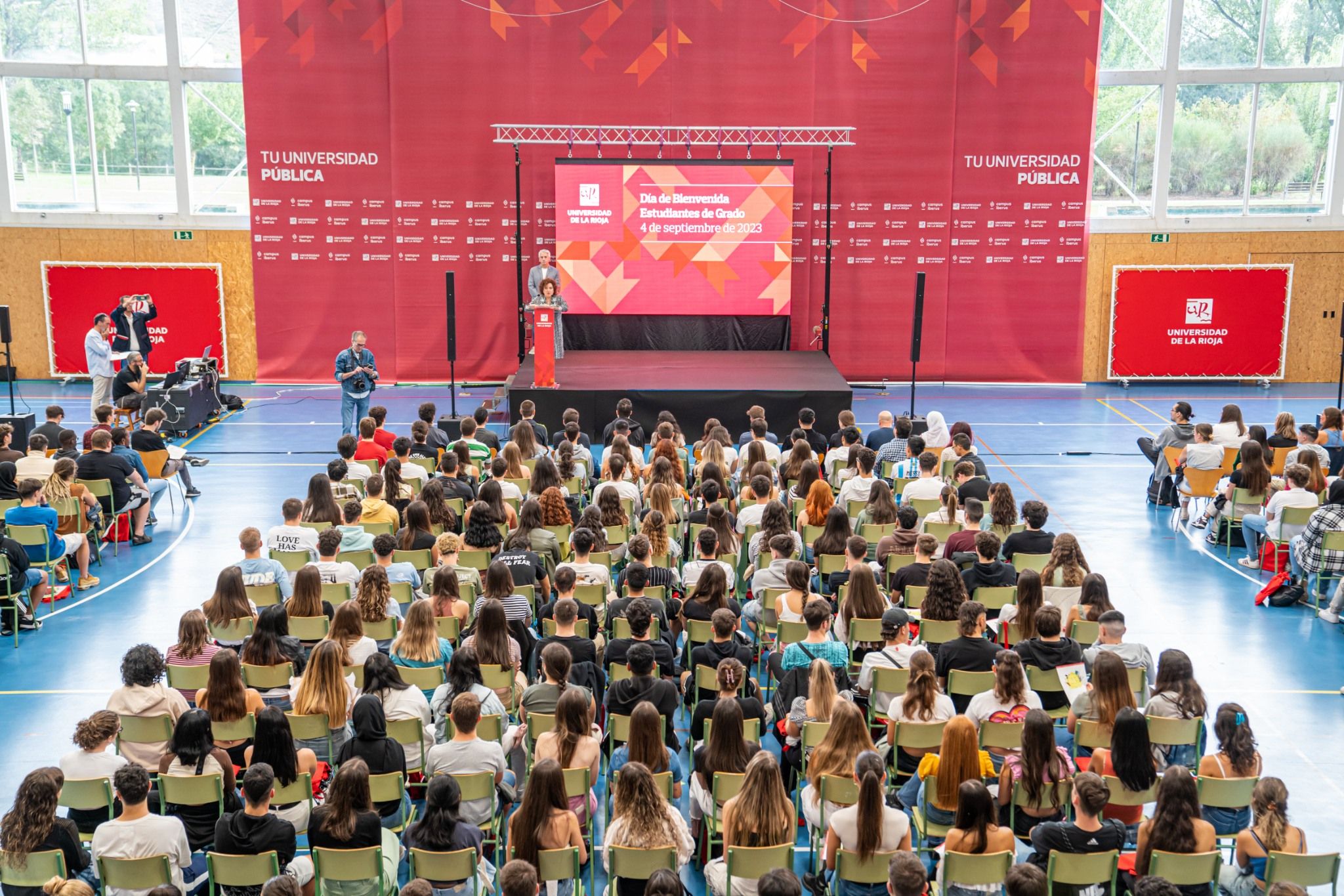 Acto de bienvenida a jóvenes universitarios.