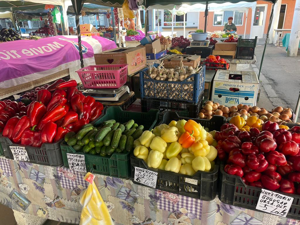 Un mercado de frutas y hortalizas.