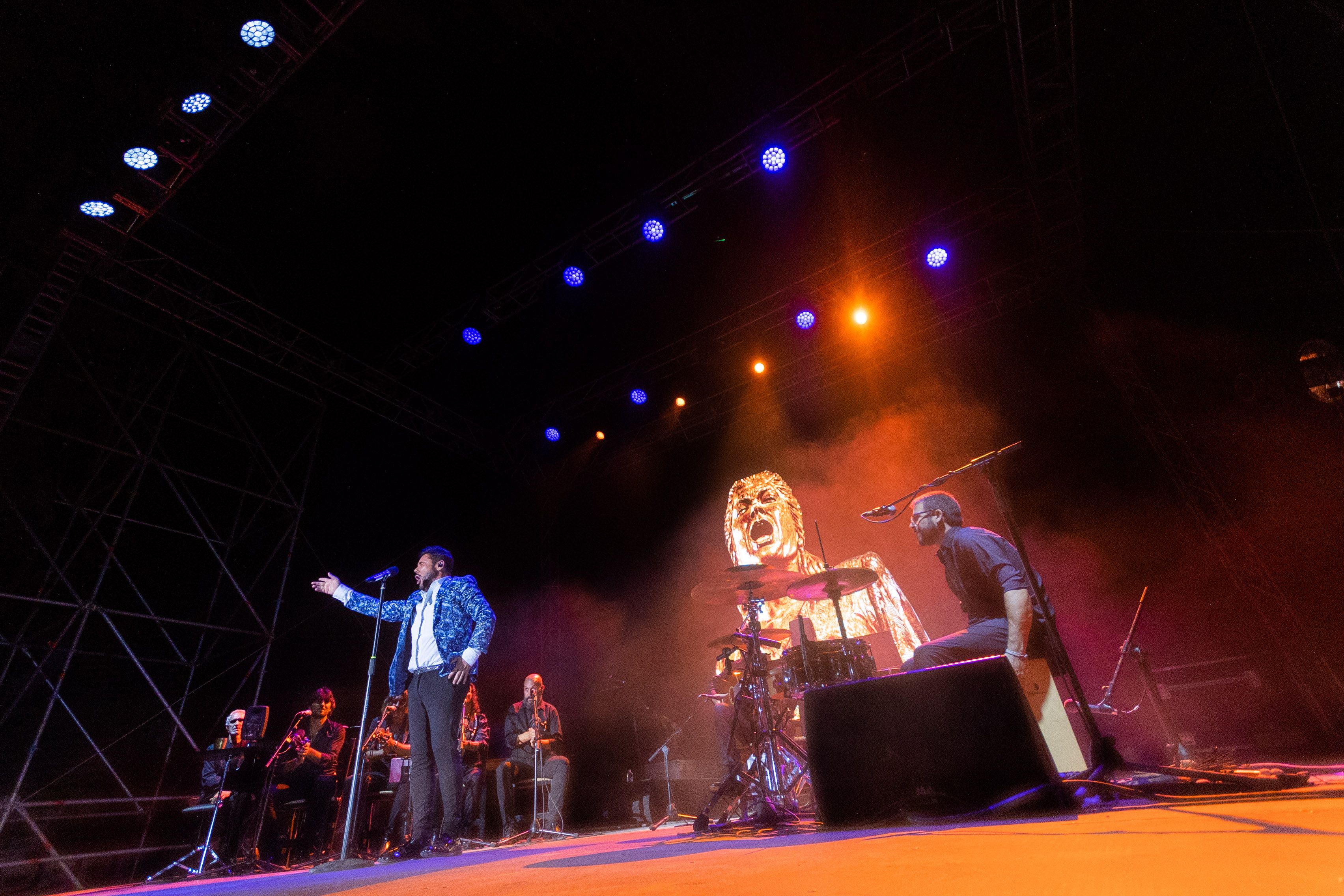 Miguel Poveda, con el reflejo de La Paquera en el escenario, anoche en la Plaza de Toros de Jerez.