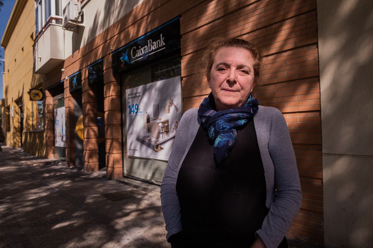 Manuela, frente a la oficina donde fue rehén en un atraco. FOTO: MANU GARCÍA