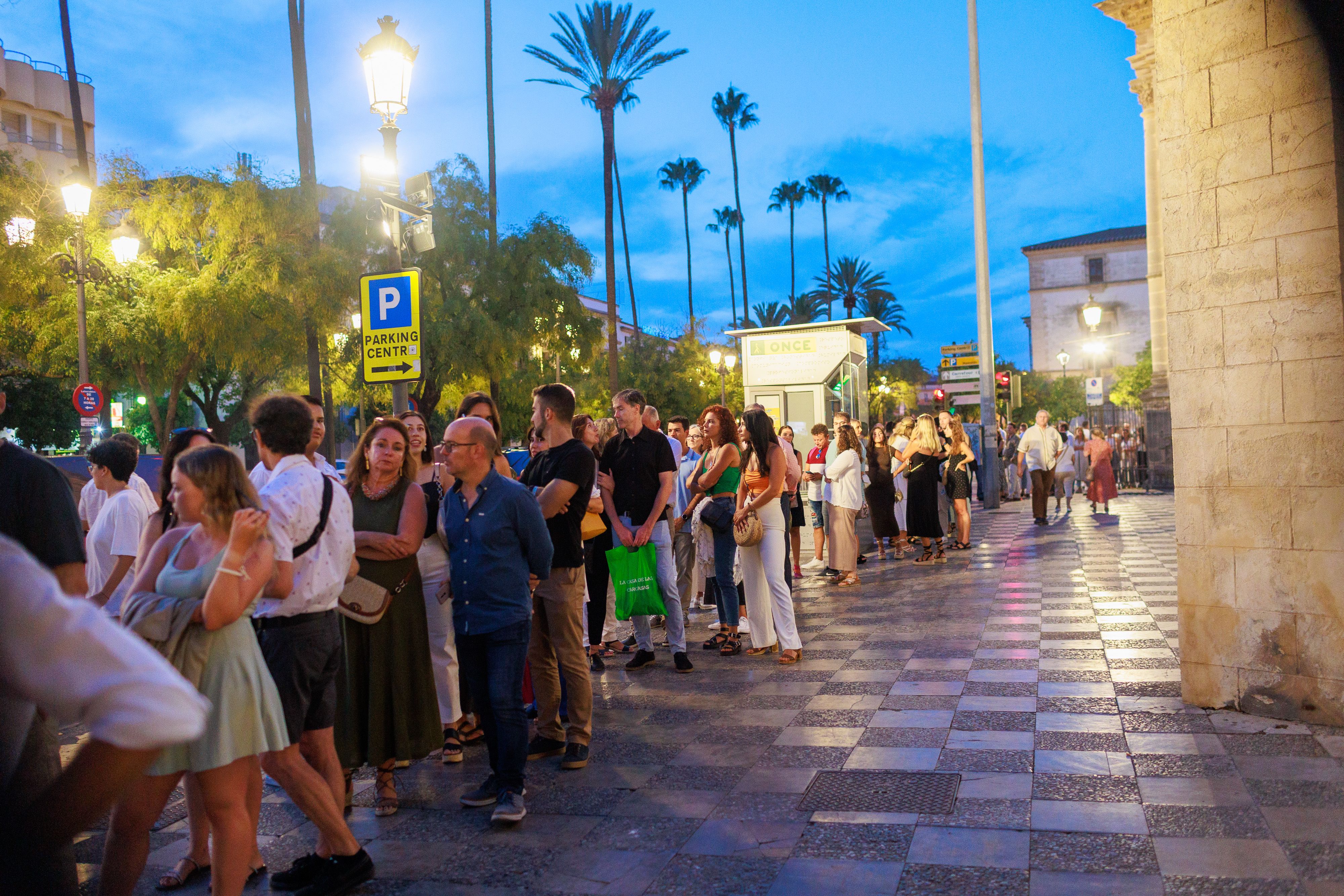 Largas colas desde la puerta de los Claustros para 'De Copa en Copa'