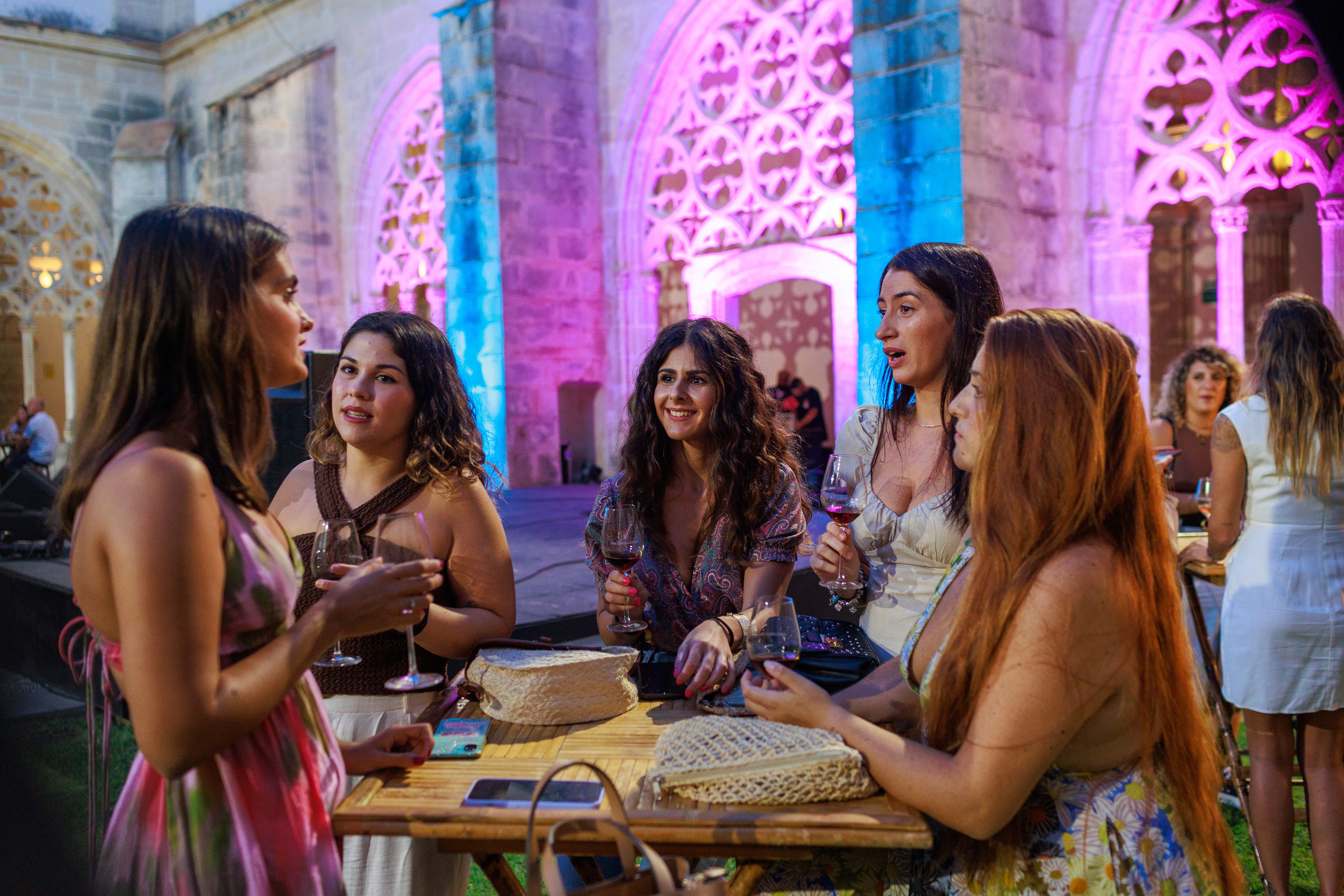 Un grupo de jóvenes disfrutando del ciclo 'De copa en copa' en los Claustros de Santo Domingo de Jerez.