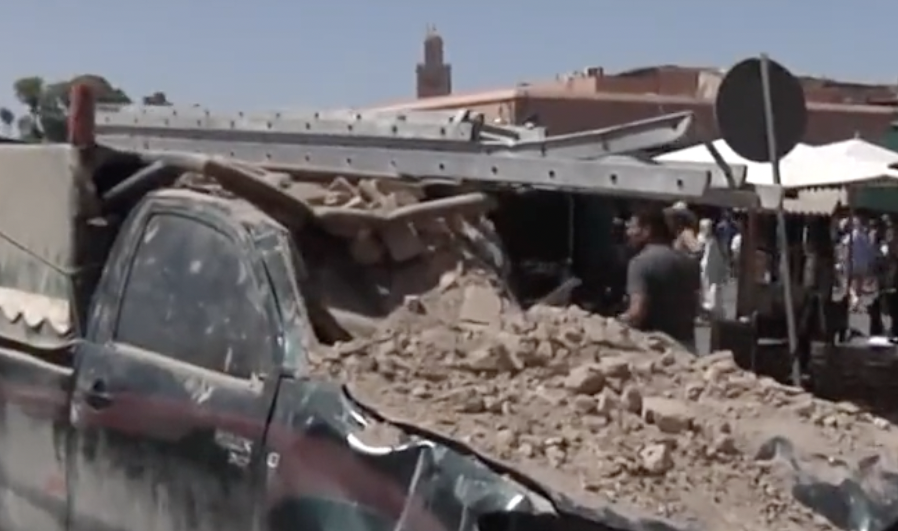 Estado en que ha quedado un vehículo tras el terremoto en Marrakech.