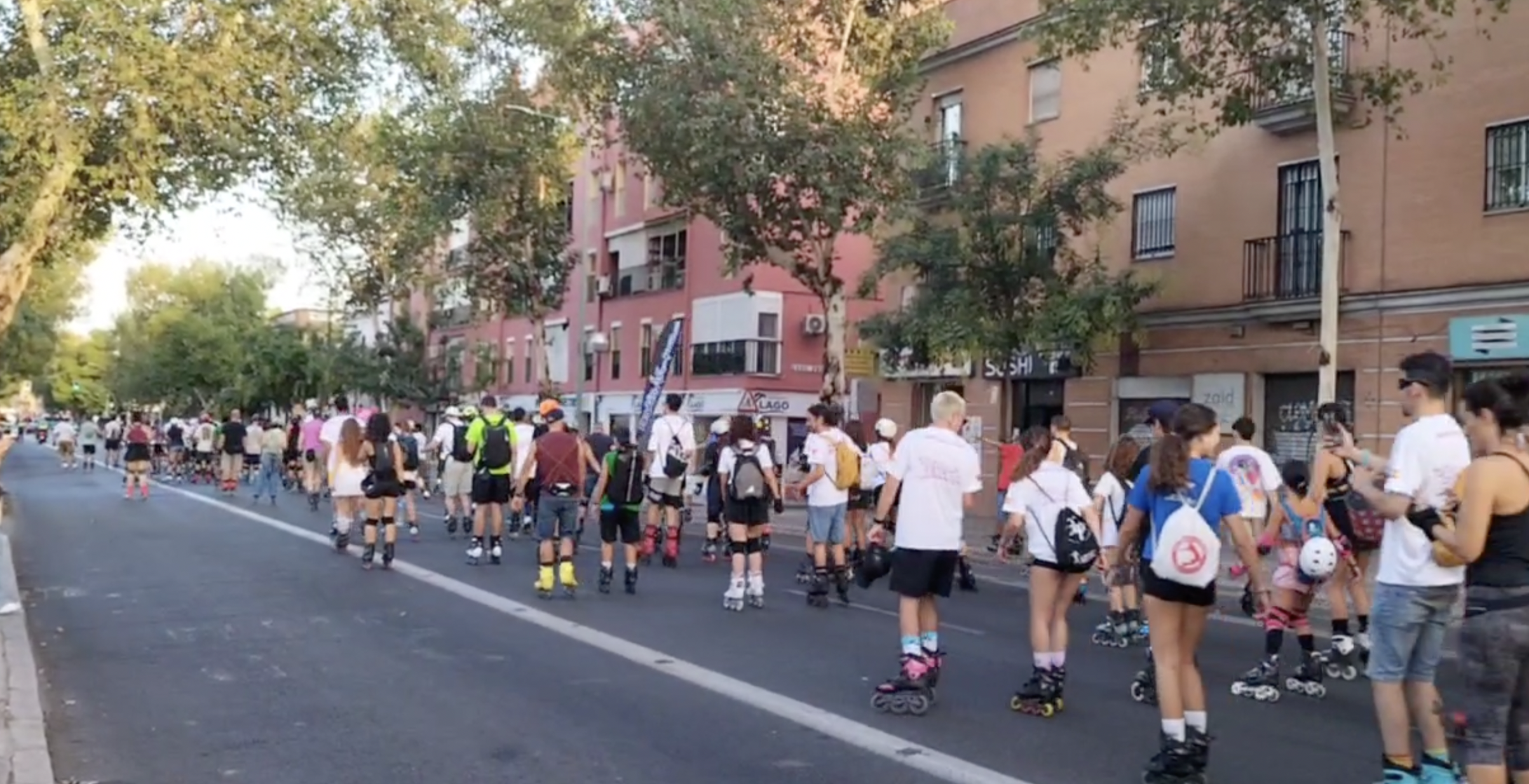 La marcha de los patinadores a su paso por la Resolana.