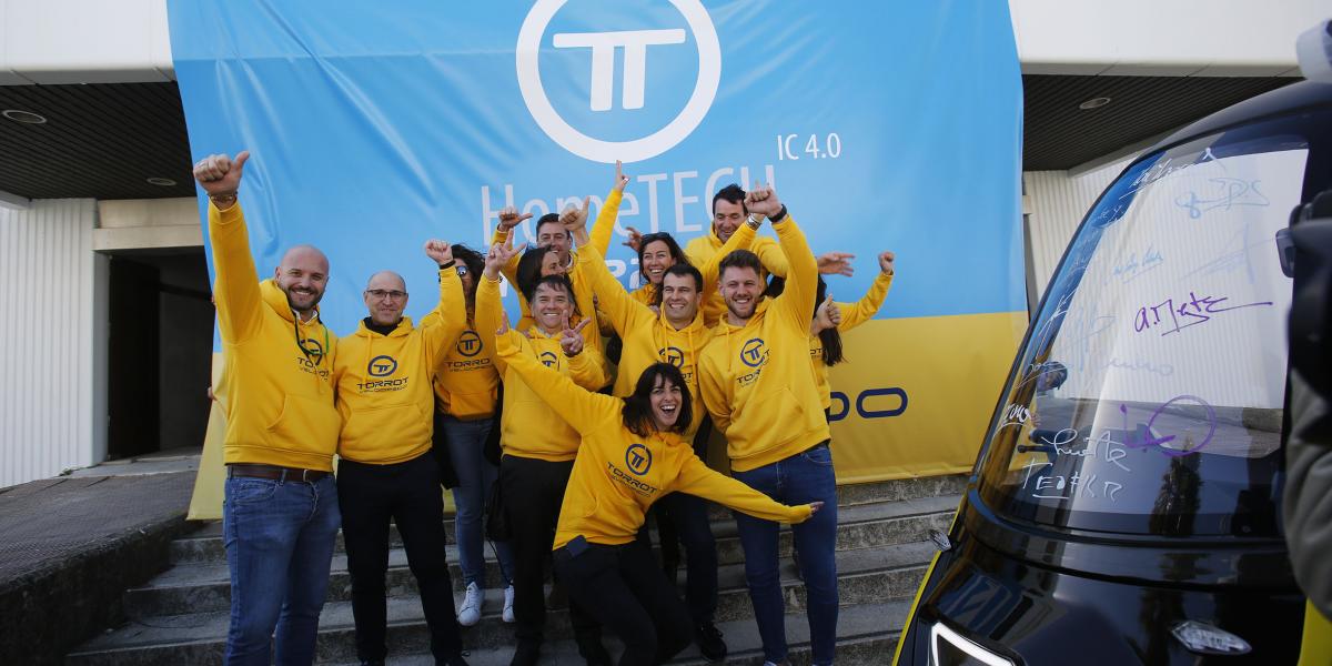 El CEO de Torrot, Iván Contreras, con trabajadores de la marca en un acto en Cádiz.