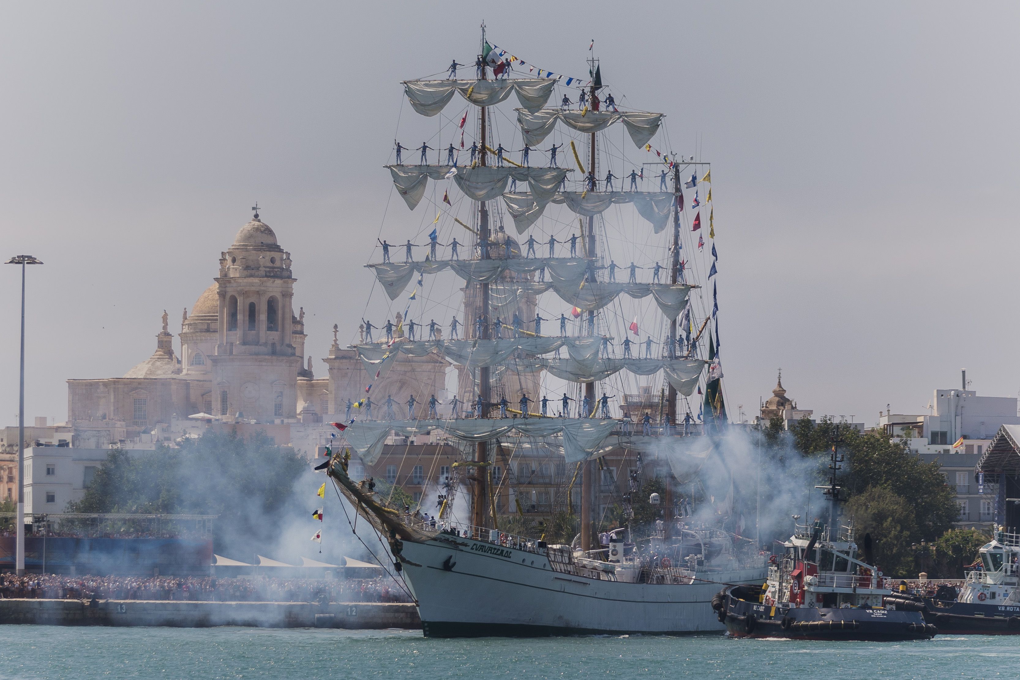 El 'Cuauthemoc' saliendo del puerto de Cádiz este domingo.