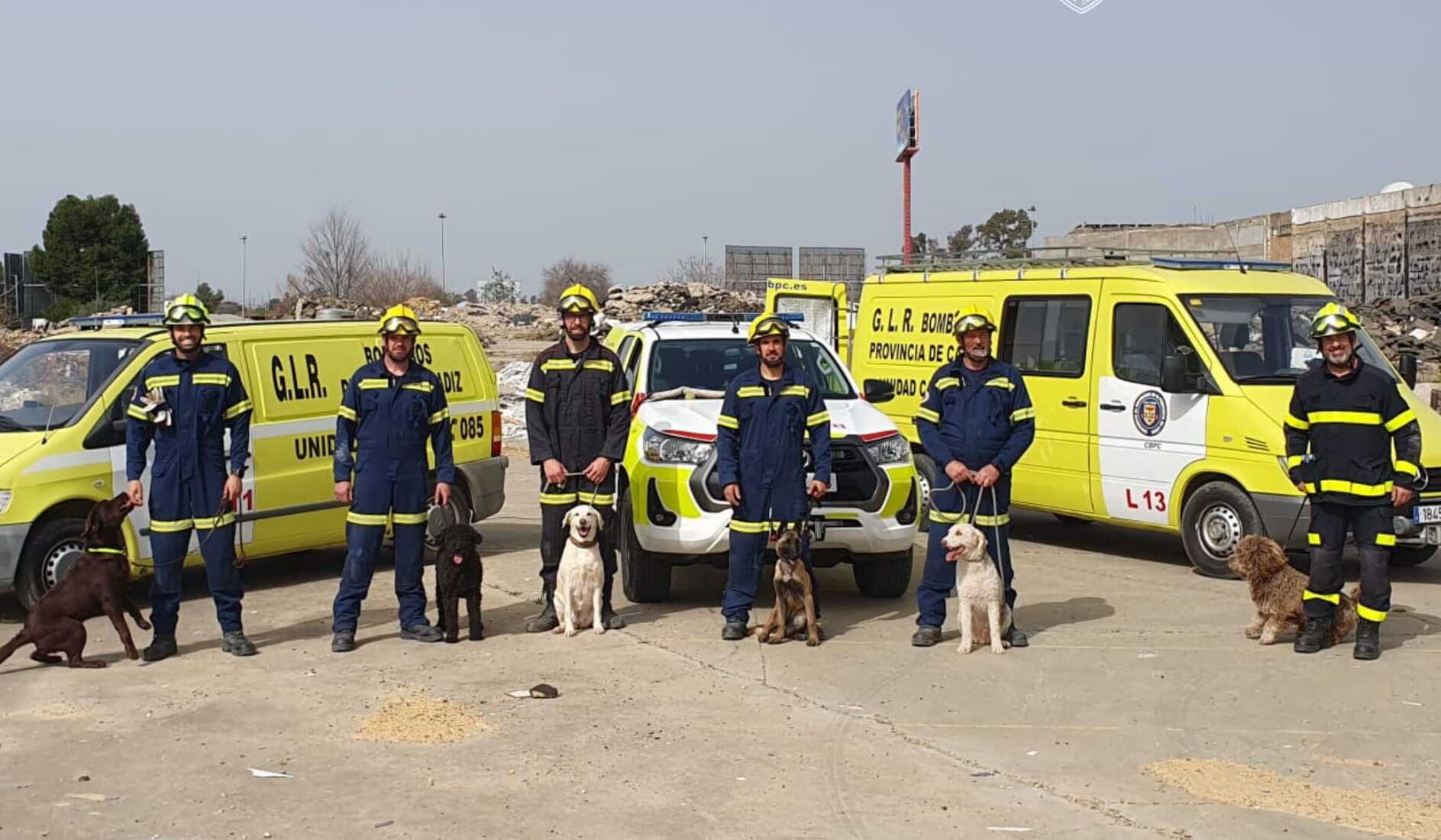 El equipo de bomberos con perros desplazado a Marruecos desde Cádiz.