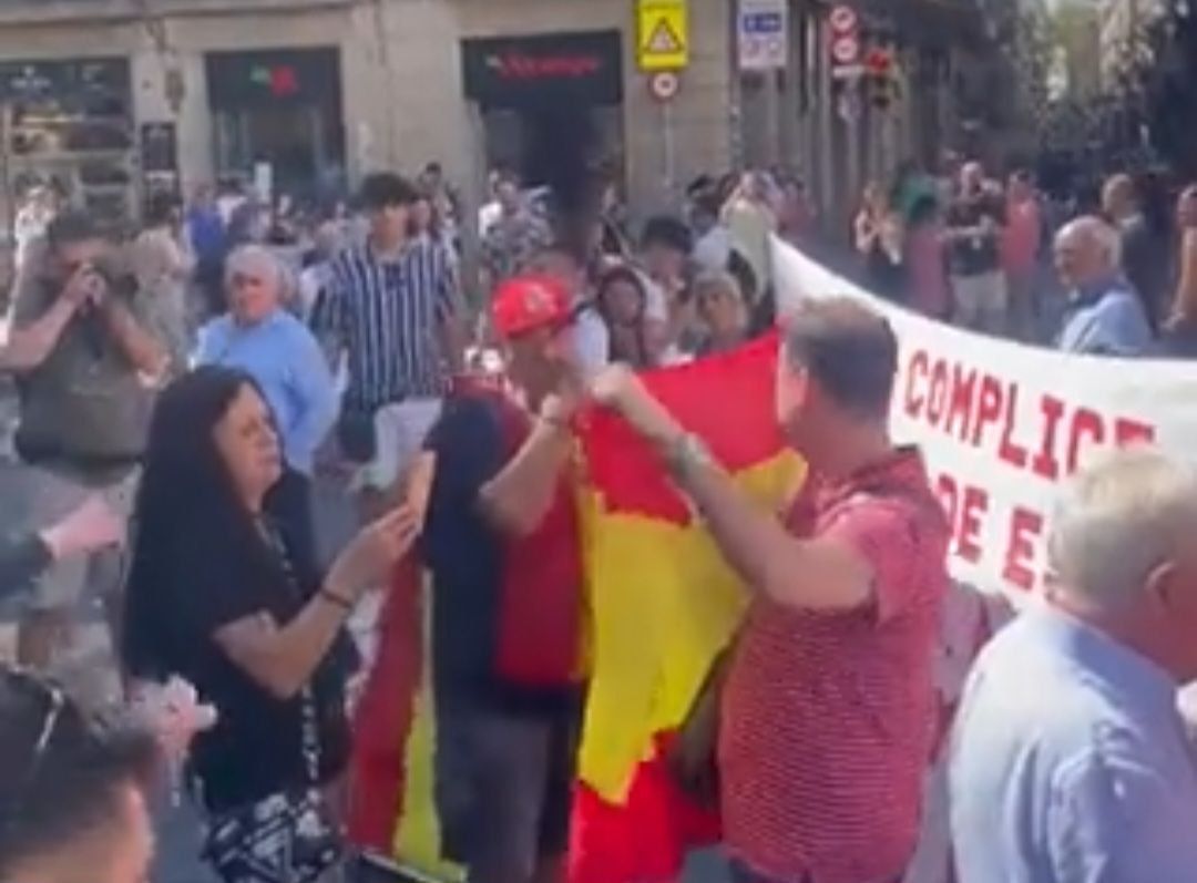 Imagen de la bronca en Barcelona tras boicotear el minuto de silencio.